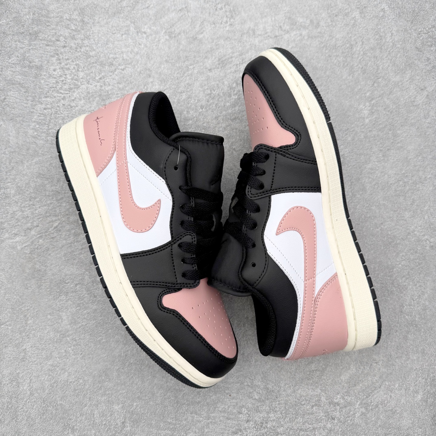 图片[3]-＃K版 Air Jordan AJ1 Low 低帮 553560-081 全新流水线出品 DT版本唯一平替选择 市场第二梯队最强版 全部原鞋开发 原楦原纸板开发 全鞋电脑针车 原厂内置全掌气垫 原盒内在原标 唯一Zp原版鞋带绑法 免检产品 全新2022版型 全头层皮料 完美零毛边处理 原厂配置全掌气垫 价格定位良心 几十个配色陆续出货 实拍调校N版已经零色差零失真 百分百还原实物色彩所见即所得 不存在货不对板色差等低级问题 选购参考实物拍摄 不混卖不参货 只用心做好货严格选品 承诺混一赔十 尺码：36 36.5 37.5 38 38.5 39 40 40.5 41 42 42.5 43 44 44.5 45-选品中心