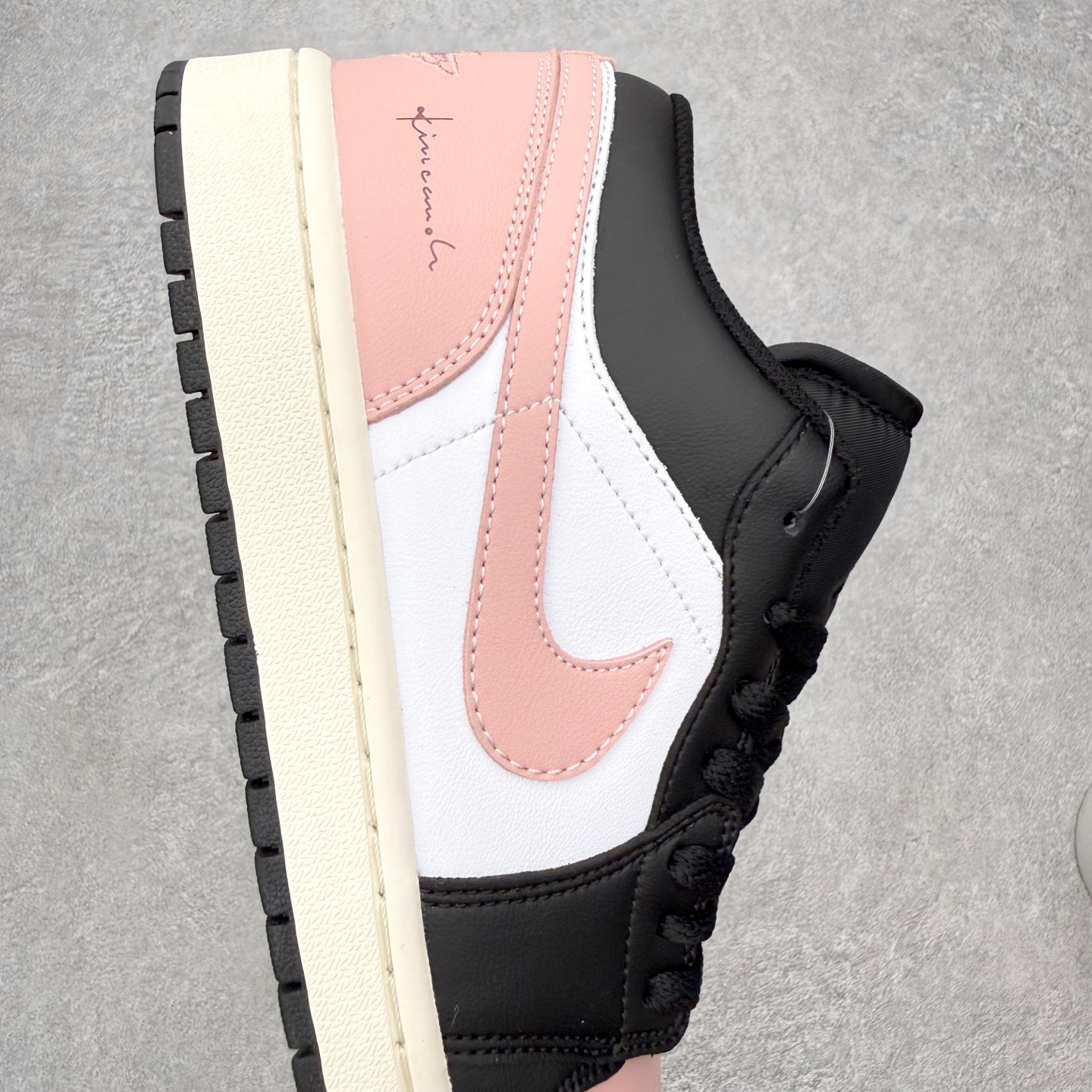 图片[6]-＃K版 Air Jordan AJ1 Low 低帮 553560-081 全新流水线出品 DT版本唯一平替选择 市场第二梯队最强版 全部原鞋开发 原楦原纸板开发 全鞋电脑针车 原厂内置全掌气垫 原盒内在原标 唯一Zp原版鞋带绑法 免检产品 全新2022版型 全头层皮料 完美零毛边处理 原厂配置全掌气垫 价格定位良心 几十个配色陆续出货 实拍调校N版已经零色差零失真 百分百还原实物色彩所见即所得 不存在货不对板色差等低级问题 选购参考实物拍摄 不混卖不参货 只用心做好货严格选品 承诺混一赔十 尺码：36 36.5 37.5 38 38.5 39 40 40.5 41 42 42.5 43 44 44.5 45-选品中心