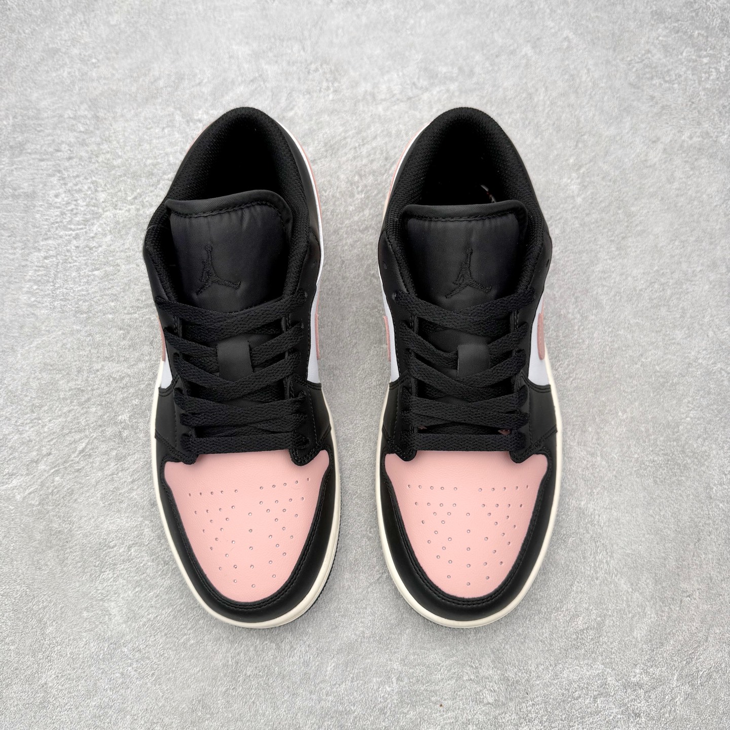 图片[2]-＃K版 Air Jordan AJ1 Low 低帮 553560-081 全新流水线出品 DT版本唯一平替选择 市场第二梯队最强版 全部原鞋开发 原楦原纸板开发 全鞋电脑针车 原厂内置全掌气垫 原盒内在原标 唯一Zp原版鞋带绑法 免检产品 全新2022版型 全头层皮料 完美零毛边处理 原厂配置全掌气垫 价格定位良心 几十个配色陆续出货 实拍调校N版已经零色差零失真 百分百还原实物色彩所见即所得 不存在货不对板色差等低级问题 选购参考实物拍摄 不混卖不参货 只用心做好货严格选品 承诺混一赔十 尺码：36 36.5 37.5 38 38.5 39 40 40.5 41 42 42.5 43 44 44.5 45-选品中心