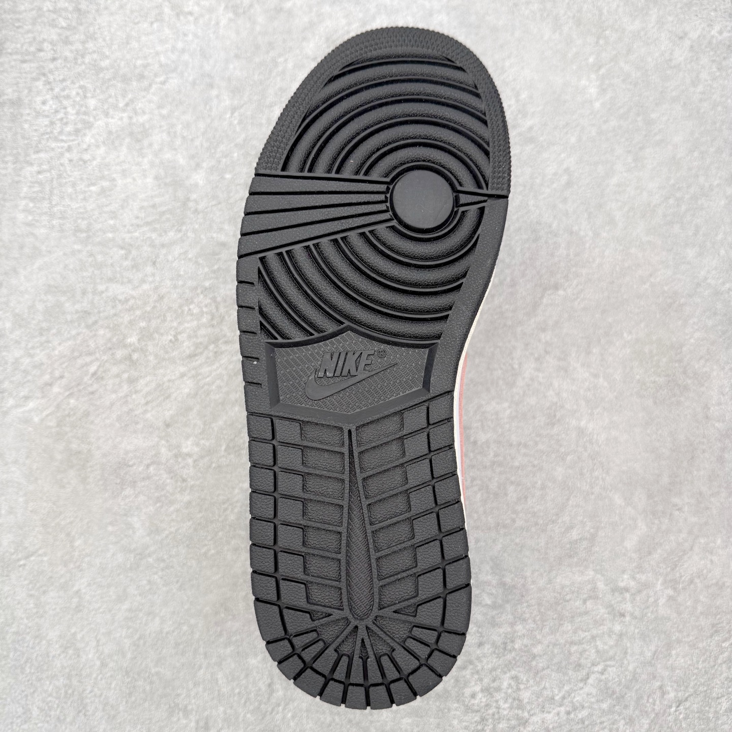 图片[9]-＃K版 Air Jordan AJ1 Low 低帮 553560-081 全新流水线出品 DT版本唯一平替选择 市场第二梯队最强版 全部原鞋开发 原楦原纸板开发 全鞋电脑针车 原厂内置全掌气垫 原盒内在原标 唯一Zp原版鞋带绑法 免检产品 全新2022版型 全头层皮料 完美零毛边处理 原厂配置全掌气垫 价格定位良心 几十个配色陆续出货 实拍调校N版已经零色差零失真 百分百还原实物色彩所见即所得 不存在货不对板色差等低级问题 选购参考实物拍摄 不混卖不参货 只用心做好货严格选品 承诺混一赔十 尺码：36 36.5 37.5 38 38.5 39 40 40.5 41 42 42.5 43 44 44.5 45-选品中心