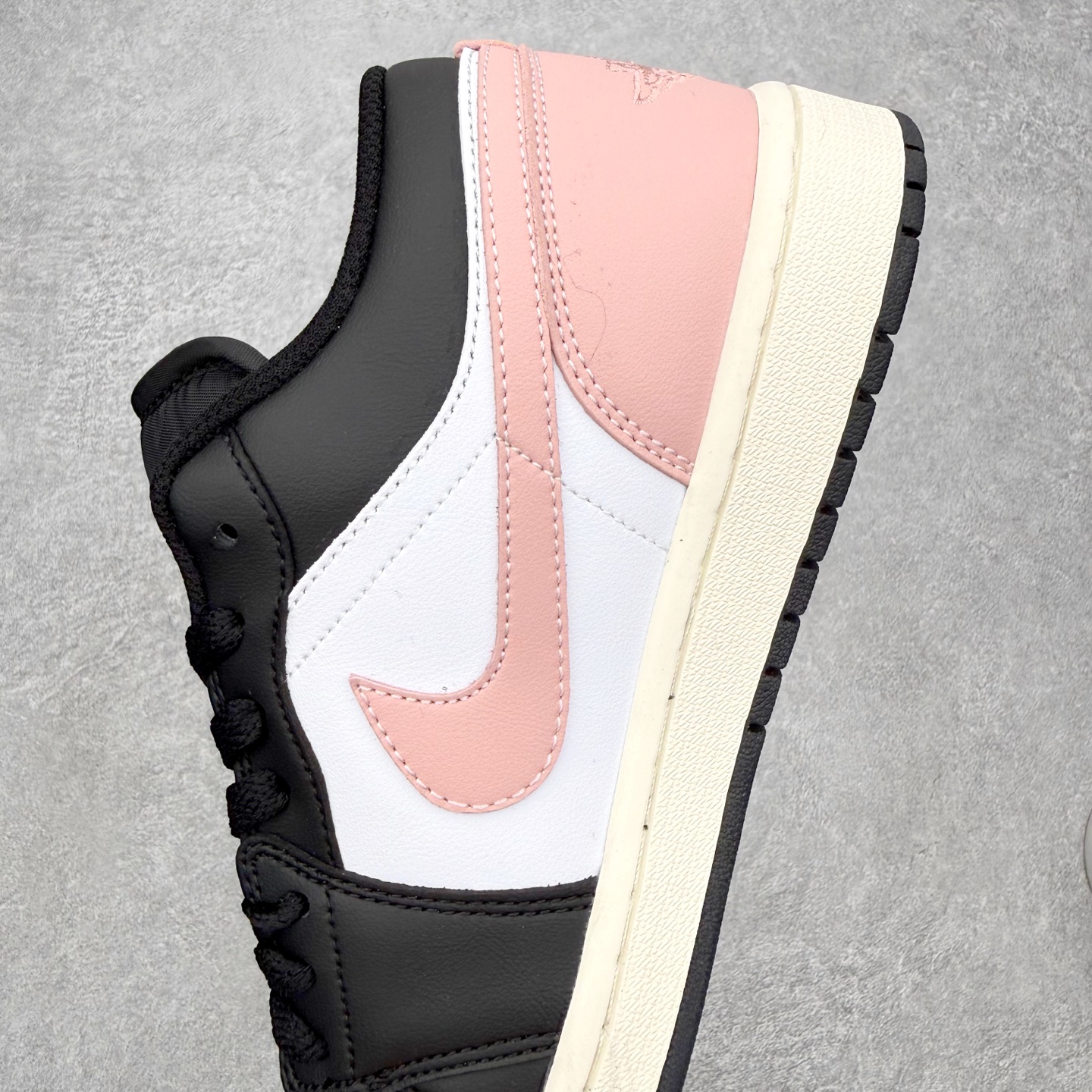 图片[7]-＃K版 Air Jordan AJ1 Low 低帮 553560-081 全新流水线出品 DT版本唯一平替选择 市场第二梯队最强版 全部原鞋开发 原楦原纸板开发 全鞋电脑针车 原厂内置全掌气垫 原盒内在原标 唯一Zp原版鞋带绑法 免检产品 全新2022版型 全头层皮料 完美零毛边处理 原厂配置全掌气垫 价格定位良心 几十个配色陆续出货 实拍调校N版已经零色差零失真 百分百还原实物色彩所见即所得 不存在货不对板色差等低级问题 选购参考实物拍摄 不混卖不参货 只用心做好货严格选品 承诺混一赔十 尺码：36 36.5 37.5 38 38.5 39 40 40.5 41 42 42.5 43 44 44.5 45-选品中心