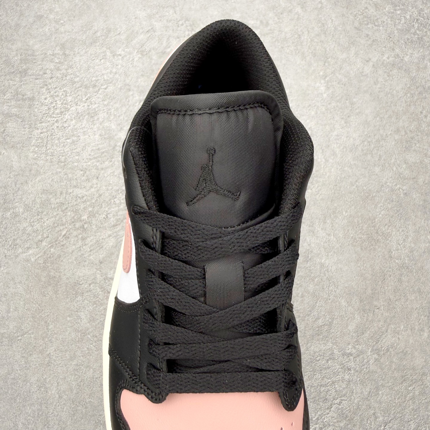 图片[5]-＃K版 Air Jordan AJ1 Low 低帮 553560-081 全新流水线出品 DT版本唯一平替选择 市场第二梯队最强版 全部原鞋开发 原楦原纸板开发 全鞋电脑针车 原厂内置全掌气垫 原盒内在原标 唯一Zp原版鞋带绑法 免检产品 全新2022版型 全头层皮料 完美零毛边处理 原厂配置全掌气垫 价格定位良心 几十个配色陆续出货 实拍调校N版已经零色差零失真 百分百还原实物色彩所见即所得 不存在货不对板色差等低级问题 选购参考实物拍摄 不混卖不参货 只用心做好货严格选品 承诺混一赔十 尺码：36 36.5 37.5 38 38.5 39 40 40.5 41 42 42.5 43 44 44.5 45-选品中心