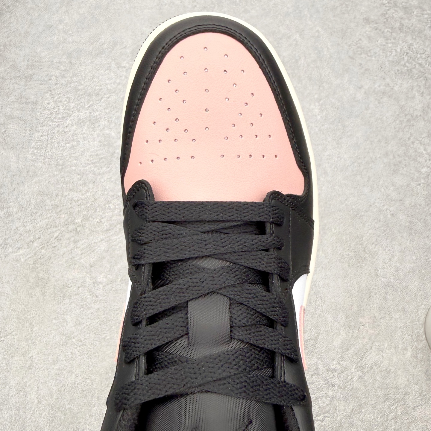 图片[4]-＃K版 Air Jordan AJ1 Low 低帮 553560-081 全新流水线出品 DT版本唯一平替选择 市场第二梯队最强版 全部原鞋开发 原楦原纸板开发 全鞋电脑针车 原厂内置全掌气垫 原盒内在原标 唯一Zp原版鞋带绑法 免检产品 全新2022版型 全头层皮料 完美零毛边处理 原厂配置全掌气垫 价格定位良心 几十个配色陆续出货 实拍调校N版已经零色差零失真 百分百还原实物色彩所见即所得 不存在货不对板色差等低级问题 选购参考实物拍摄 不混卖不参货 只用心做好货严格选品 承诺混一赔十 尺码：36 36.5 37.5 38 38.5 39 40 40.5 41 42 42.5 43 44 44.5 45-选品中心