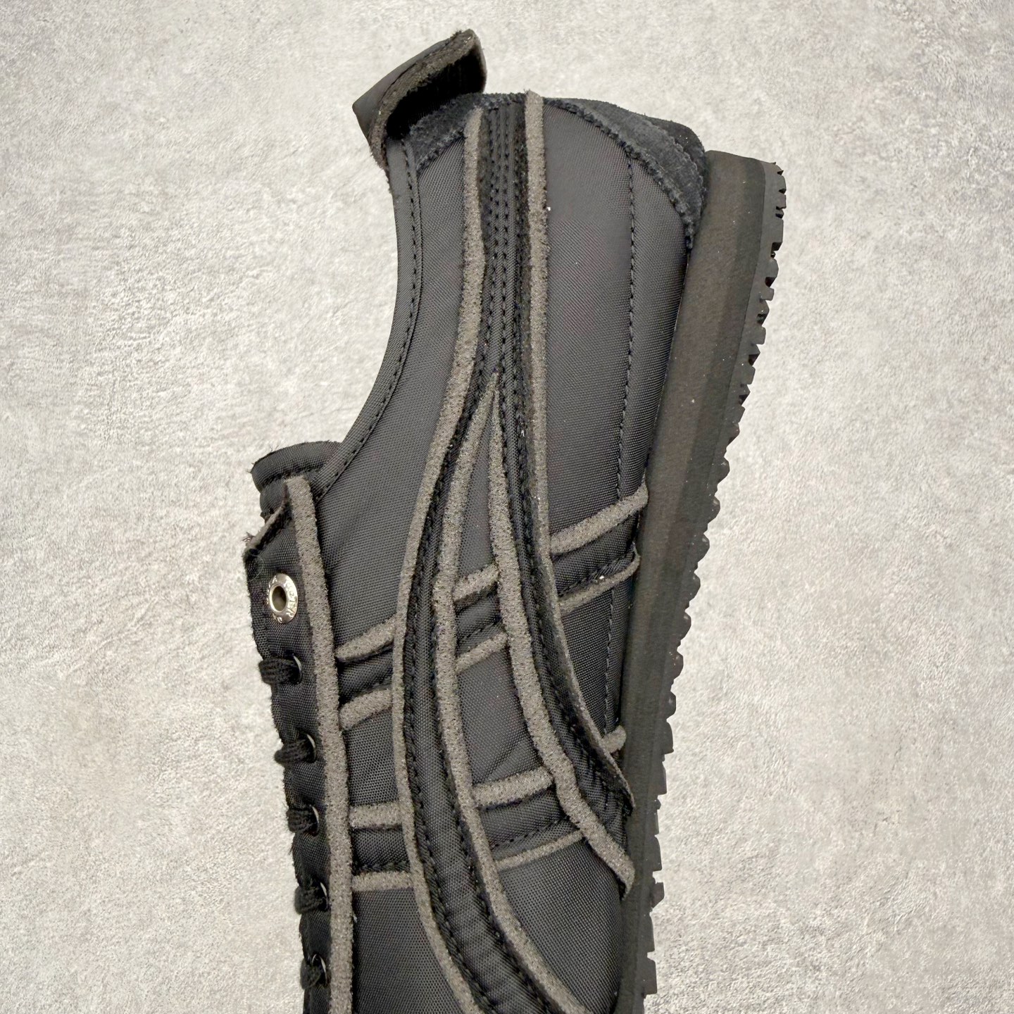 图片[7]-＃C版 Asics Onitsuka Tiger MEXICO 66 亚瑟士鬼冢虎复古经典板鞋 市场王者选手 海外订单工厂出品 长期生产补货永不断码 超成熟稳定的做工品控 原装全套纸板楦头开发 原汁原味 完美呈现版型 私模正确鞋底咬花纹路 一比一鞋头弧度高度鞋身弧度 绝不口嗨 细节品控鞋型随意秒杀市面 原档咬花纹路私模大底 一个单元有六个三角形 总体形拼接呈现花瓣状 官方四联吊牌 原装Ortholite轻量化鞋垫 原盒原配 质保卡 说明书 钢印防尘纸 纸板中底带钢印 乳胶组合鞋垫 支持全方位的对比专柜 产品从款式颜色造型上体现出追求舒适和细节的完美 鞋类更是推崇手工制作的严谨与完美 融舒适性与可穿性的设计风格 注重细节的完美和别致魅力 既保持稳重 又不失轻松的时尚感 尺码：36 37 37.5 38 39 39.5 40 40.5 41.5 42 42.5 43.5 44 45-选品中心