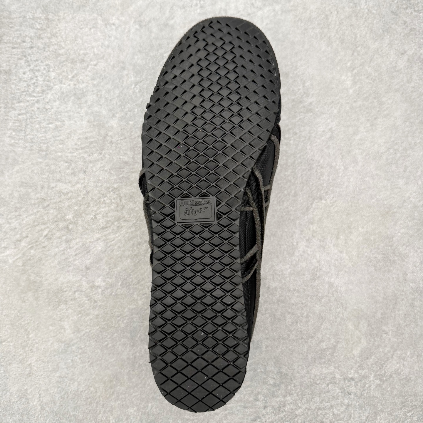 图片[9]-＃C版 Asics Onitsuka Tiger MEXICO 66 亚瑟士鬼冢虎复古经典板鞋 市场王者选手 海外订单工厂出品 长期生产补货永不断码 超成熟稳定的做工品控 原装全套纸板楦头开发 原汁原味 完美呈现版型 私模正确鞋底咬花纹路 一比一鞋头弧度高度鞋身弧度 绝不口嗨 细节品控鞋型随意秒杀市面 原档咬花纹路私模大底 一个单元有六个三角形 总体形拼接呈现花瓣状 官方四联吊牌 原装Ortholite轻量化鞋垫 原盒原配 质保卡 说明书 钢印防尘纸 纸板中底带钢印 乳胶组合鞋垫 支持全方位的对比专柜 产品从款式颜色造型上体现出追求舒适和细节的完美 鞋类更是推崇手工制作的严谨与完美 融舒适性与可穿性的设计风格 注重细节的完美和别致魅力 既保持稳重 又不失轻松的时尚感 尺码：36 37 37.5 38 39 39.5 40 40.5 41.5 42 42.5 43.5 44 45-选品中心