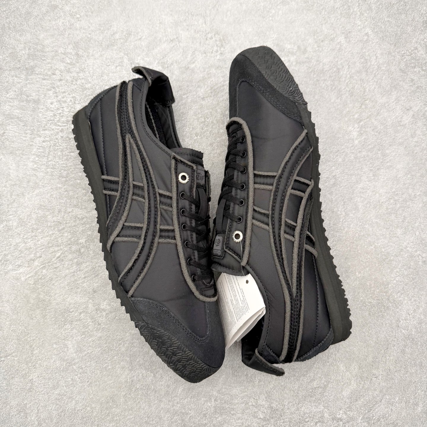 图片[3]-＃C版 Asics Onitsuka Tiger MEXICO 66 亚瑟士鬼冢虎复古经典板鞋 市场王者选手 海外订单工厂出品 长期生产补货永不断码 超成熟稳定的做工品控 原装全套纸板楦头开发 原汁原味 完美呈现版型 私模正确鞋底咬花纹路 一比一鞋头弧度高度鞋身弧度 绝不口嗨 细节品控鞋型随意秒杀市面 原档咬花纹路私模大底 一个单元有六个三角形 总体形拼接呈现花瓣状 官方四联吊牌 原装Ortholite轻量化鞋垫 原盒原配 质保卡 说明书 钢印防尘纸 纸板中底带钢印 乳胶组合鞋垫 支持全方位的对比专柜 产品从款式颜色造型上体现出追求舒适和细节的完美 鞋类更是推崇手工制作的严谨与完美 融舒适性与可穿性的设计风格 注重细节的完美和别致魅力 既保持稳重 又不失轻松的时尚感 尺码：36 37 37.5 38 39 39.5 40 40.5 41.5 42 42.5 43.5 44 45-选品中心