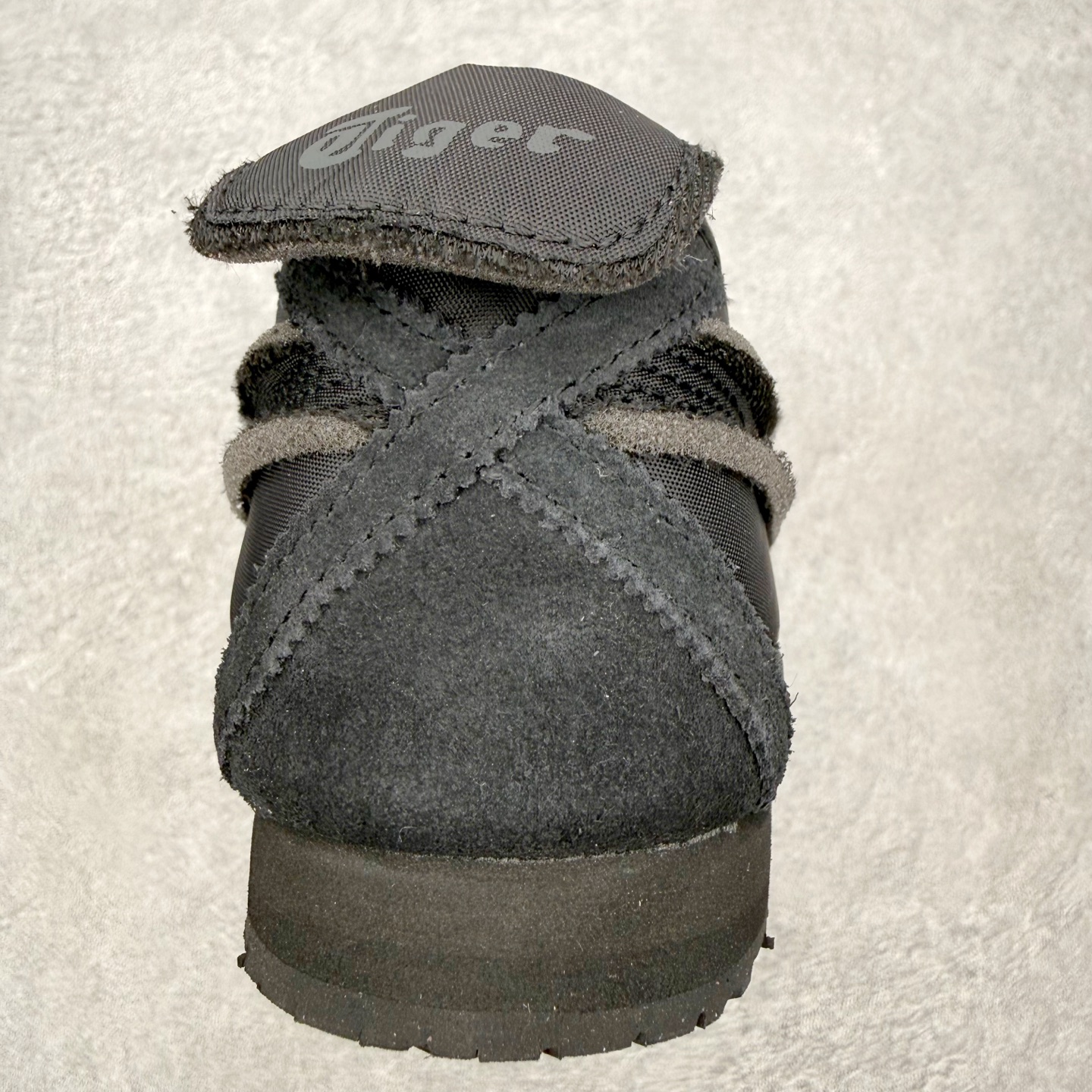 图片[8]-＃C版 Asics Onitsuka Tiger MEXICO 66 亚瑟士鬼冢虎复古经典板鞋 市场王者选手 海外订单工厂出品 长期生产补货永不断码 超成熟稳定的做工品控 原装全套纸板楦头开发 原汁原味 完美呈现版型 私模正确鞋底咬花纹路 一比一鞋头弧度高度鞋身弧度 绝不口嗨 细节品控鞋型随意秒杀市面 原档咬花纹路私模大底 一个单元有六个三角形 总体形拼接呈现花瓣状 官方四联吊牌 原装Ortholite轻量化鞋垫 原盒原配 质保卡 说明书 钢印防尘纸 纸板中底带钢印 乳胶组合鞋垫 支持全方位的对比专柜 产品从款式颜色造型上体现出追求舒适和细节的完美 鞋类更是推崇手工制作的严谨与完美 融舒适性与可穿性的设计风格 注重细节的完美和别致魅力 既保持稳重 又不失轻松的时尚感 尺码：36 37 37.5 38 39 39.5 40 40.5 41.5 42 42.5 43.5 44 45-选品中心