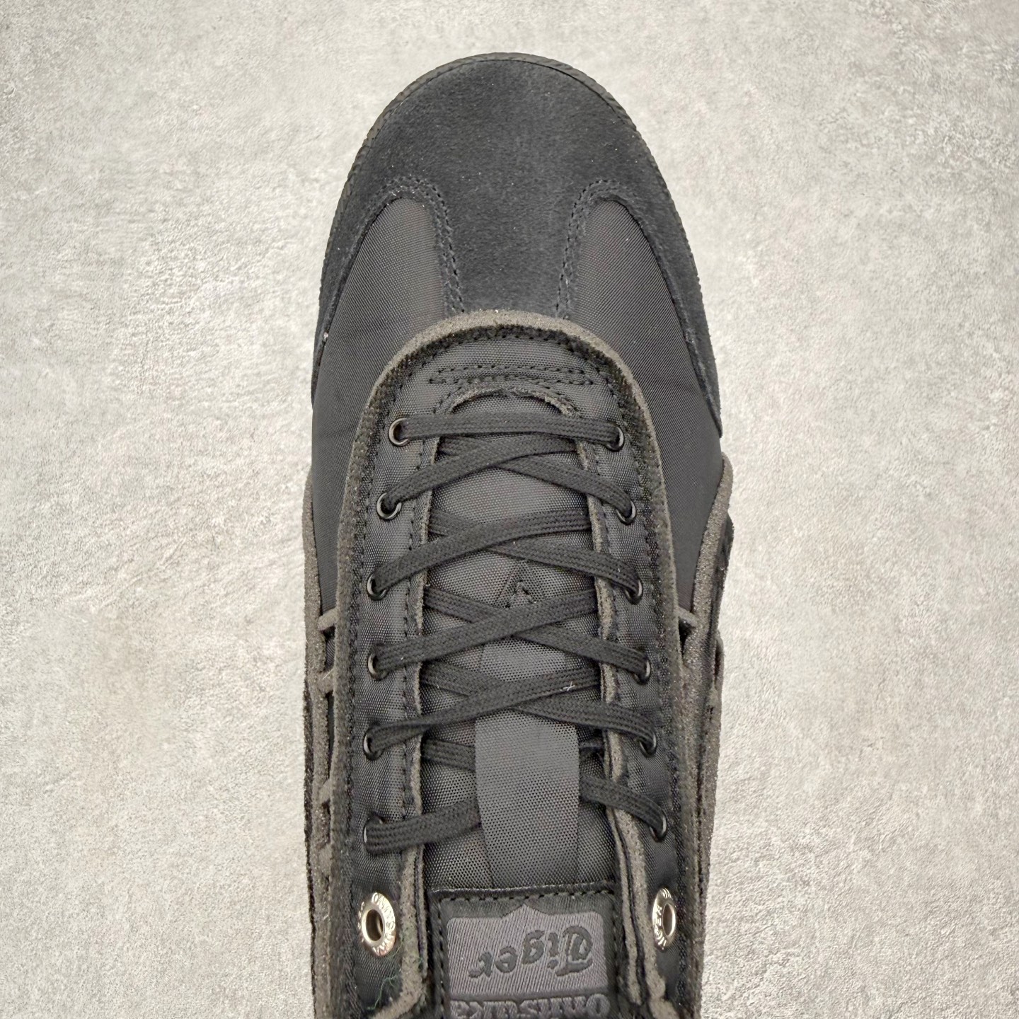 图片[4]-＃C版 Asics Onitsuka Tiger MEXICO 66 亚瑟士鬼冢虎复古经典板鞋 市场王者选手 海外订单工厂出品 长期生产补货永不断码 超成熟稳定的做工品控 原装全套纸板楦头开发 原汁原味 完美呈现版型 私模正确鞋底咬花纹路 一比一鞋头弧度高度鞋身弧度 绝不口嗨 细节品控鞋型随意秒杀市面 原档咬花纹路私模大底 一个单元有六个三角形 总体形拼接呈现花瓣状 官方四联吊牌 原装Ortholite轻量化鞋垫 原盒原配 质保卡 说明书 钢印防尘纸 纸板中底带钢印 乳胶组合鞋垫 支持全方位的对比专柜 产品从款式颜色造型上体现出追求舒适和细节的完美 鞋类更是推崇手工制作的严谨与完美 融舒适性与可穿性的设计风格 注重细节的完美和别致魅力 既保持稳重 又不失轻松的时尚感 尺码：36 37 37.5 38 39 39.5 40 40.5 41.5 42 42.5 43.5 44 45-选品中心