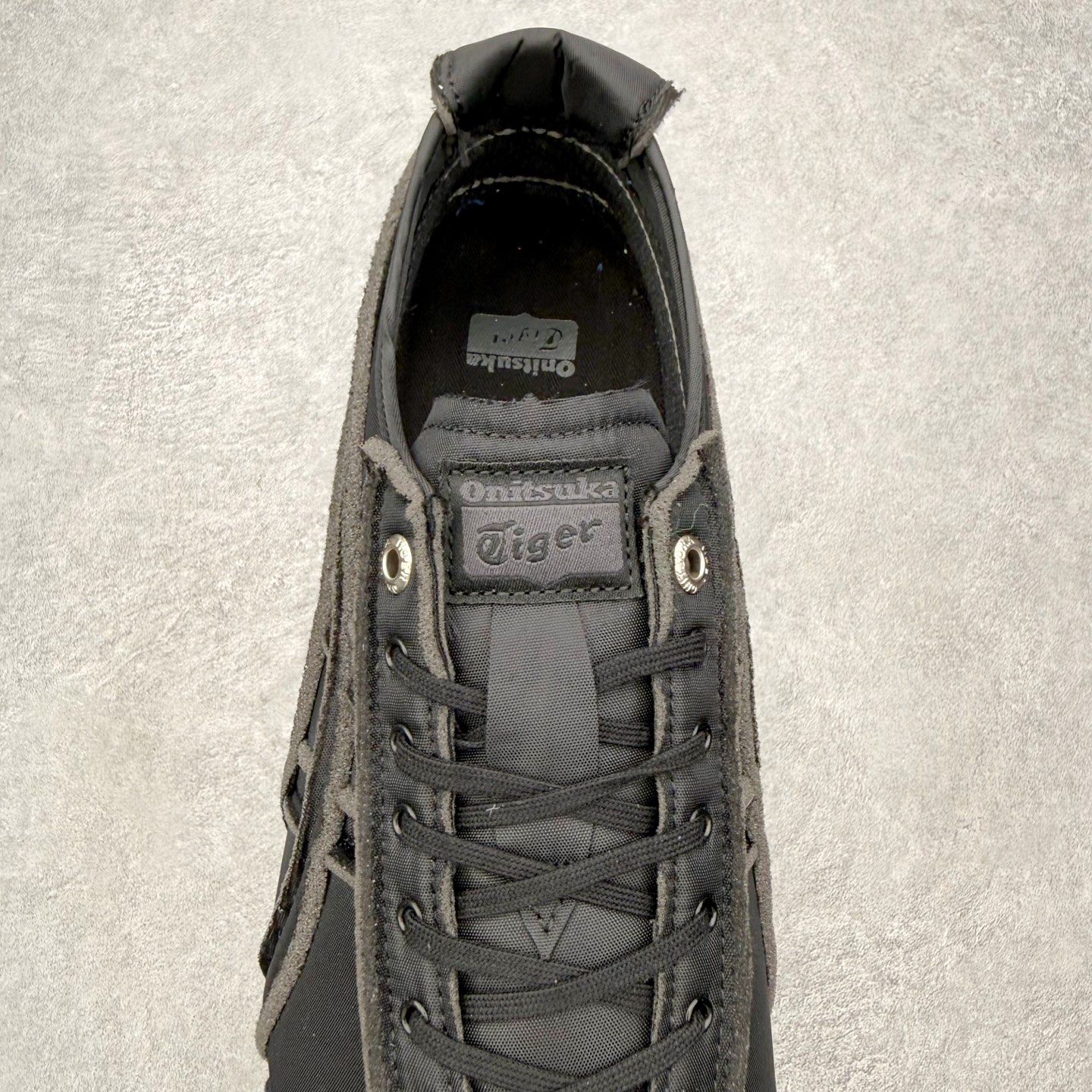 图片[5]-＃C版 Asics Onitsuka Tiger MEXICO 66 亚瑟士鬼冢虎复古经典板鞋 市场王者选手 海外订单工厂出品 长期生产补货永不断码 超成熟稳定的做工品控 原装全套纸板楦头开发 原汁原味 完美呈现版型 私模正确鞋底咬花纹路 一比一鞋头弧度高度鞋身弧度 绝不口嗨 细节品控鞋型随意秒杀市面 原档咬花纹路私模大底 一个单元有六个三角形 总体形拼接呈现花瓣状 官方四联吊牌 原装Ortholite轻量化鞋垫 原盒原配 质保卡 说明书 钢印防尘纸 纸板中底带钢印 乳胶组合鞋垫 支持全方位的对比专柜 产品从款式颜色造型上体现出追求舒适和细节的完美 鞋类更是推崇手工制作的严谨与完美 融舒适性与可穿性的设计风格 注重细节的完美和别致魅力 既保持稳重 又不失轻松的时尚感 尺码：36 37 37.5 38 39 39.5 40 40.5 41.5 42 42.5 43.5 44 45-选品中心