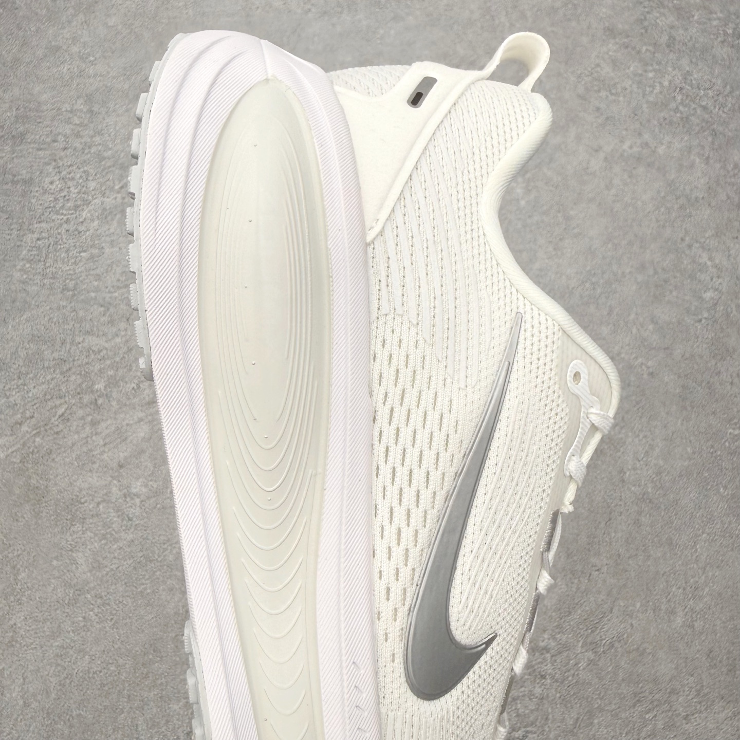 ＃QD纯原 Nike Air Zoom Vomero 18 White Metallic Silver 