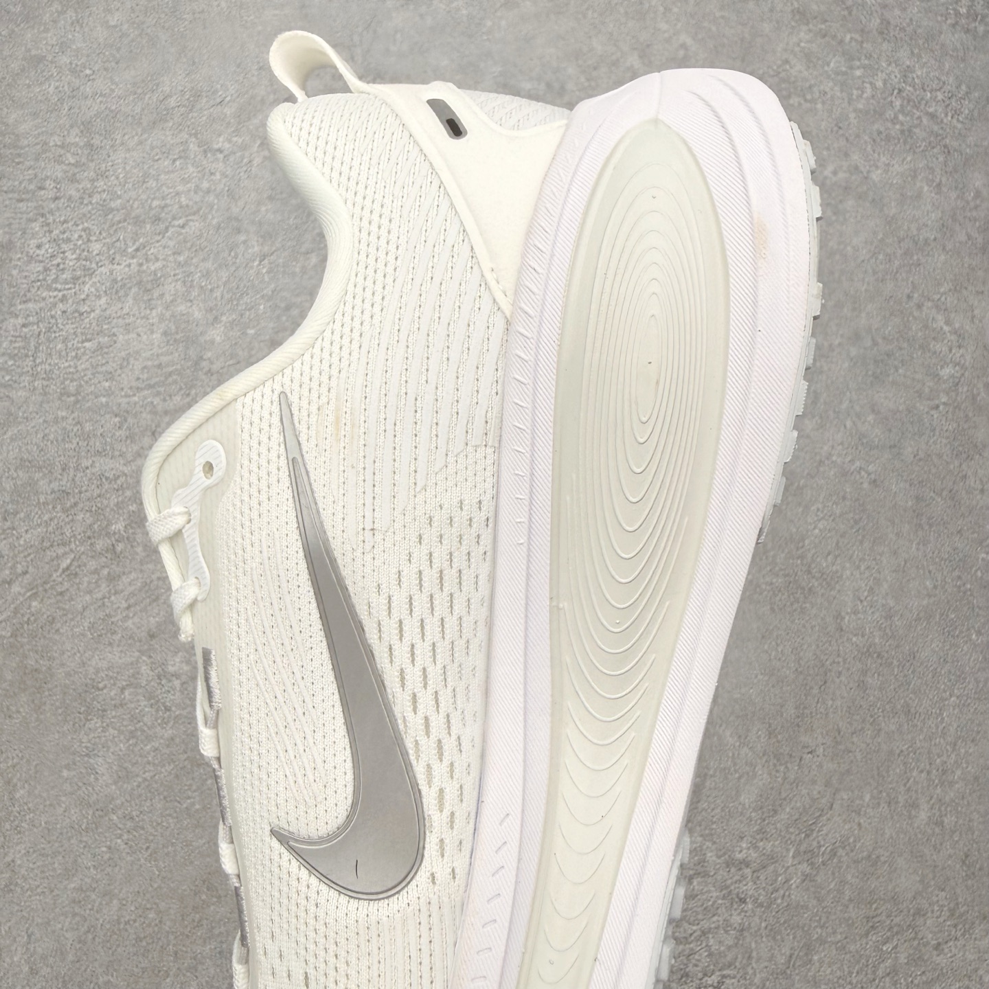 ＃QD纯原 Nike Air Zoom Vomero 18 White Metallic Silver 