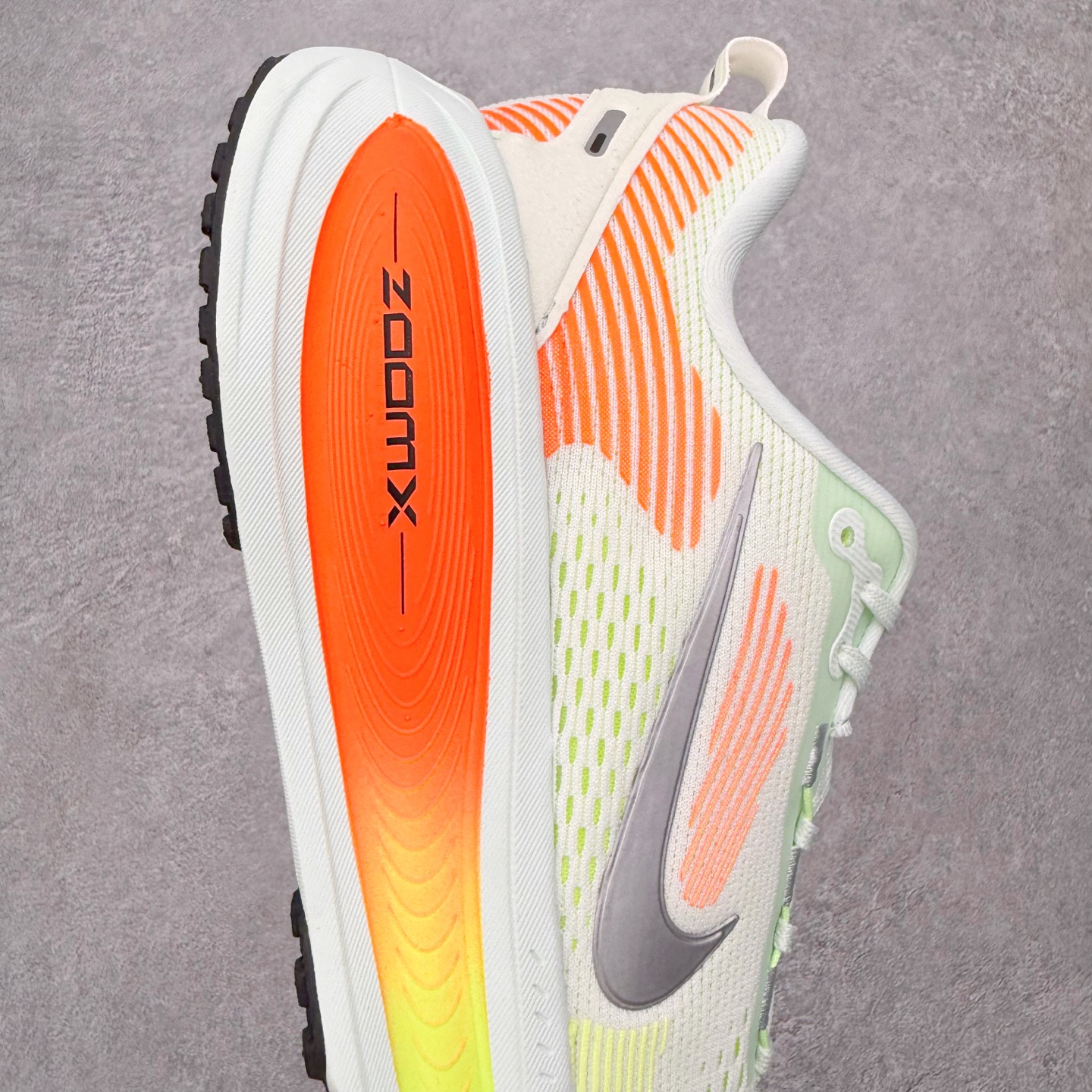＃QD纯原 Nike Air Zoom Vomero 18 Barely Green Hyper Cri