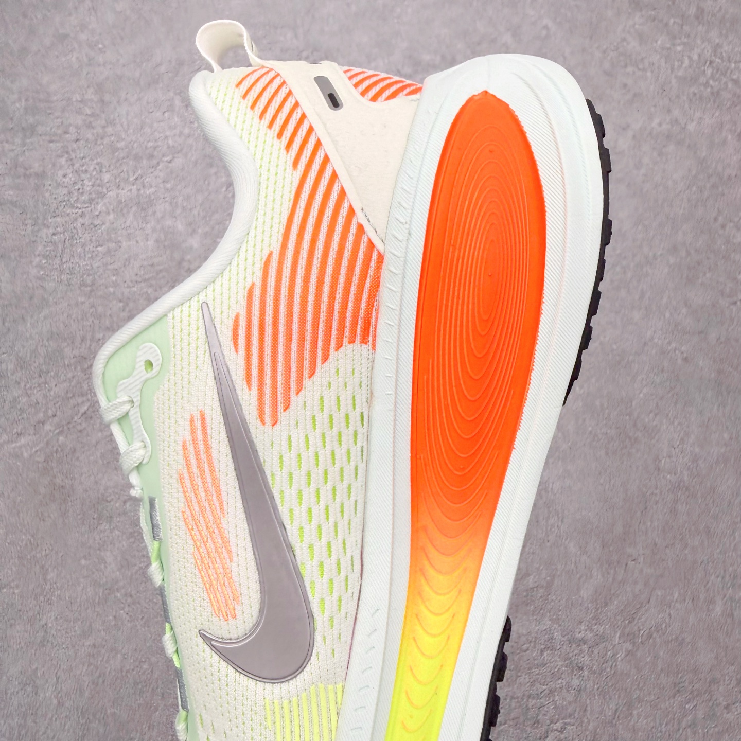 ＃QD纯原 Nike Air Zoom Vomero 18 Barely Green Hyper Cri