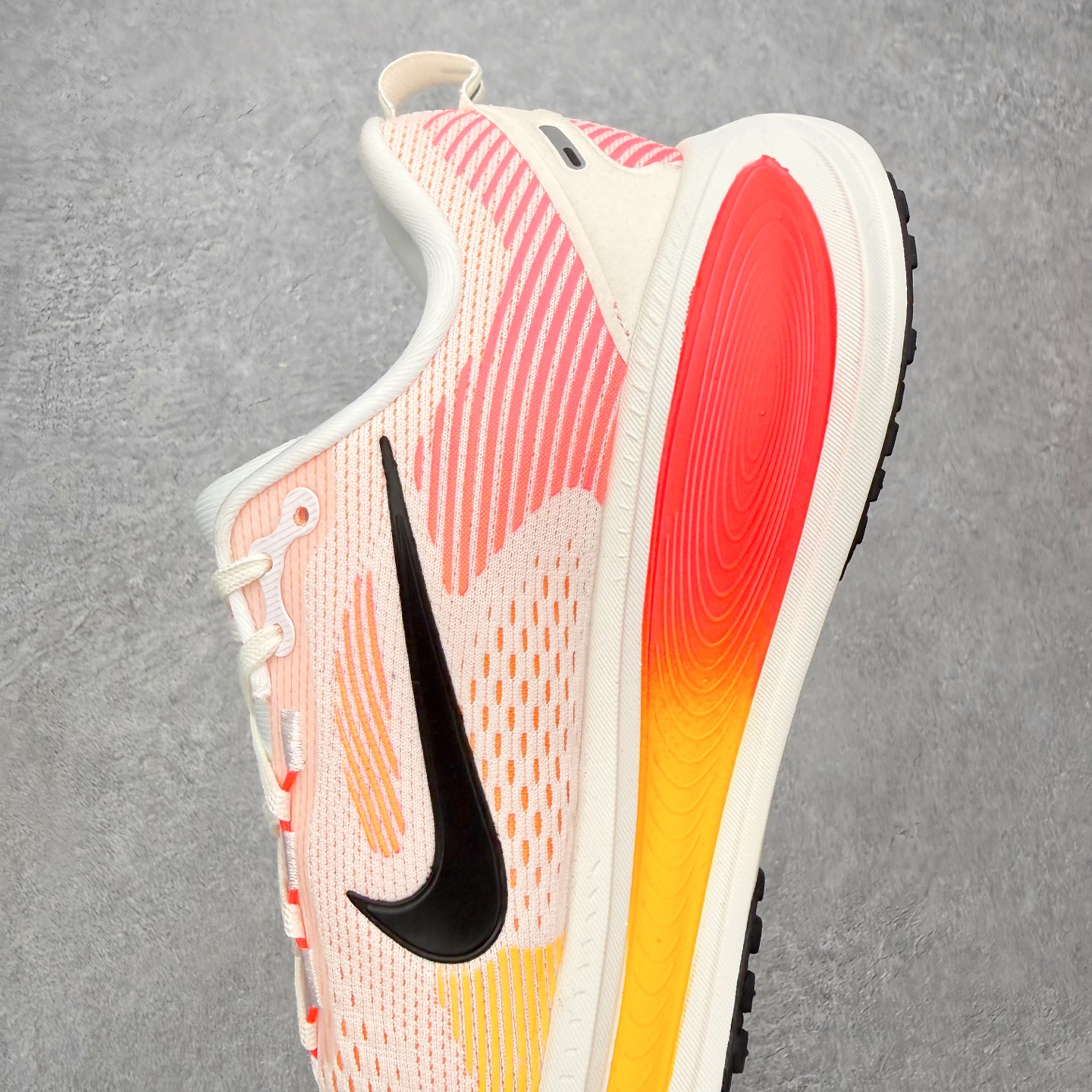 ＃QD纯原 Nike Air Zoom Vomero 18 Sail Bright Crimson La