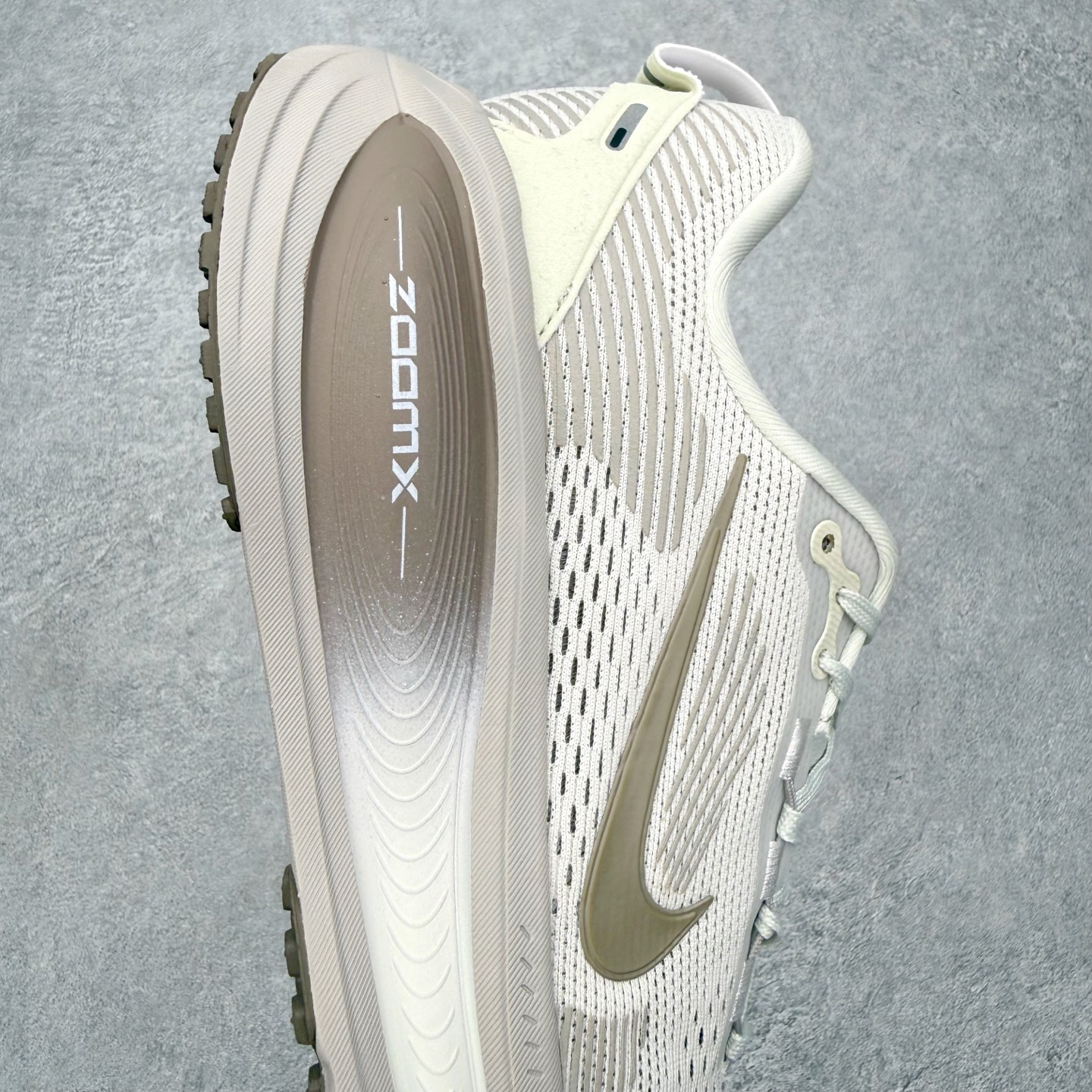＃QD纯原 Nike Air Zoom Vomero 18 Light Bone Phantom HM6