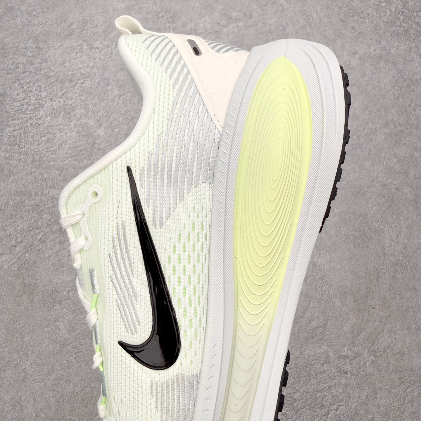 ＃QD纯原 Nike Air Zoom Vomero 18 Summit White Barely Vo