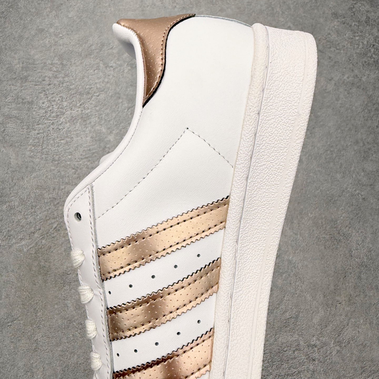 ＃HP虎扑清仓套现‼️AD Originals Superstar 经典复古贝壳头板鞋 圈内知名大厂出品