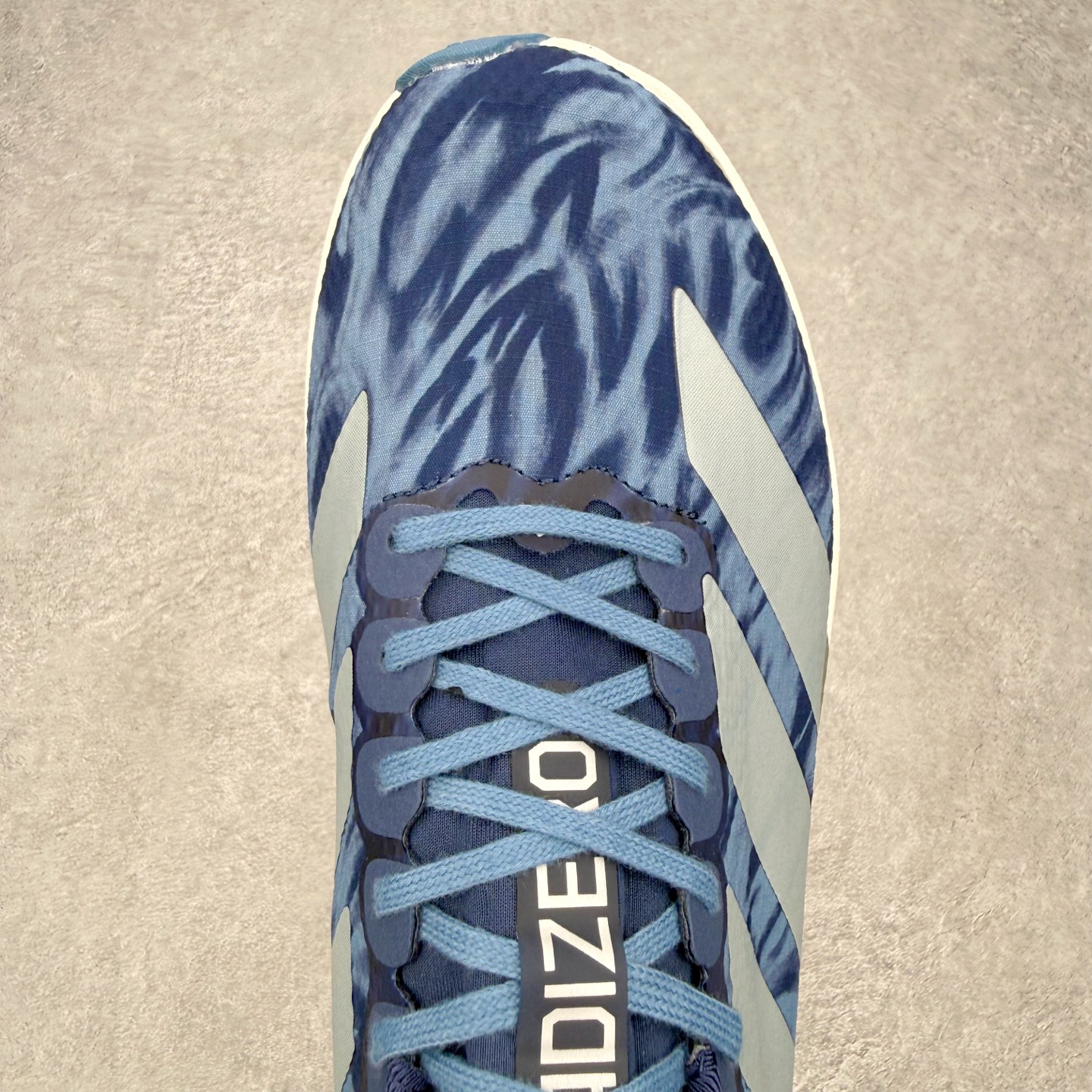 AD Adizero EVO SL W 马拉松竞速专业跑鞋 CELERMESH针织网面非常轻薄 纤维间的