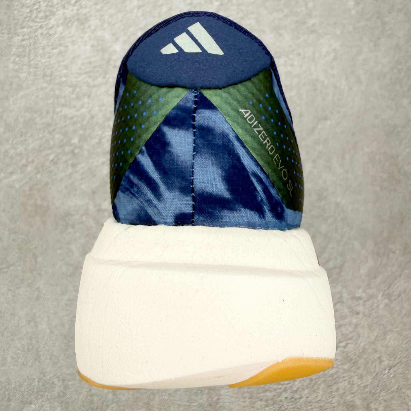 AD Adizero EVO SL W 马拉松竞速专业跑鞋 CELERMESH针织网面非常轻薄 纤维间的