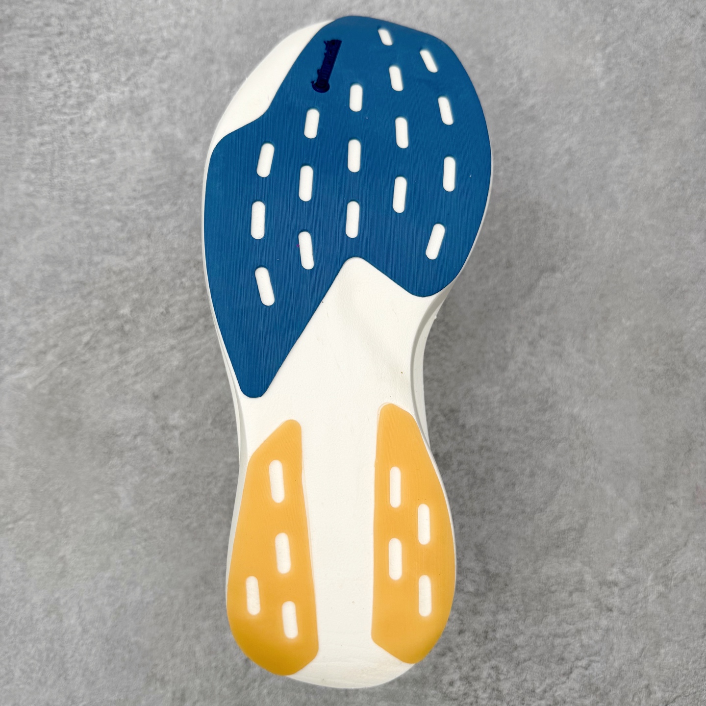 AD Adizero EVO SL W 马拉松竞速专业跑鞋 CELERMESH针织网面非常轻薄 纤维间的