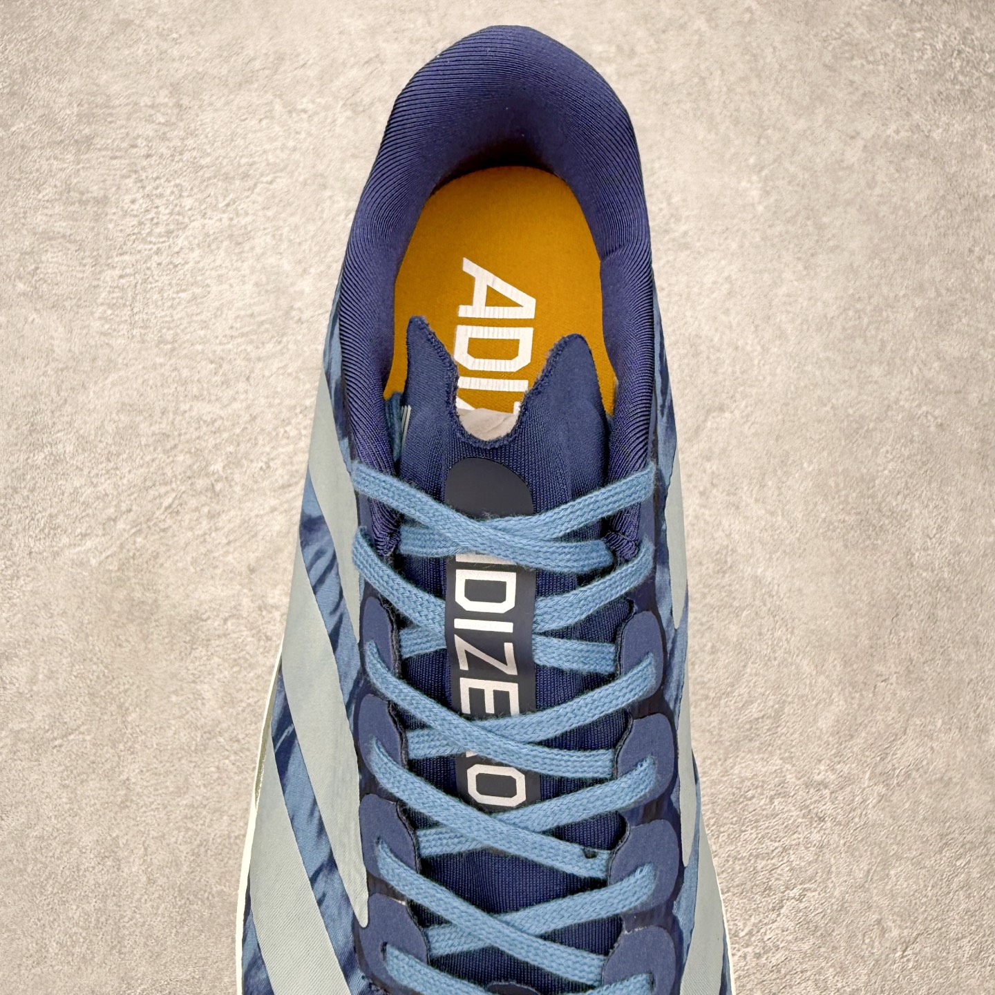 AD Adizero EVO SL W 马拉松竞速专业跑鞋 CELERMESH针织网面非常轻薄 纤维间的