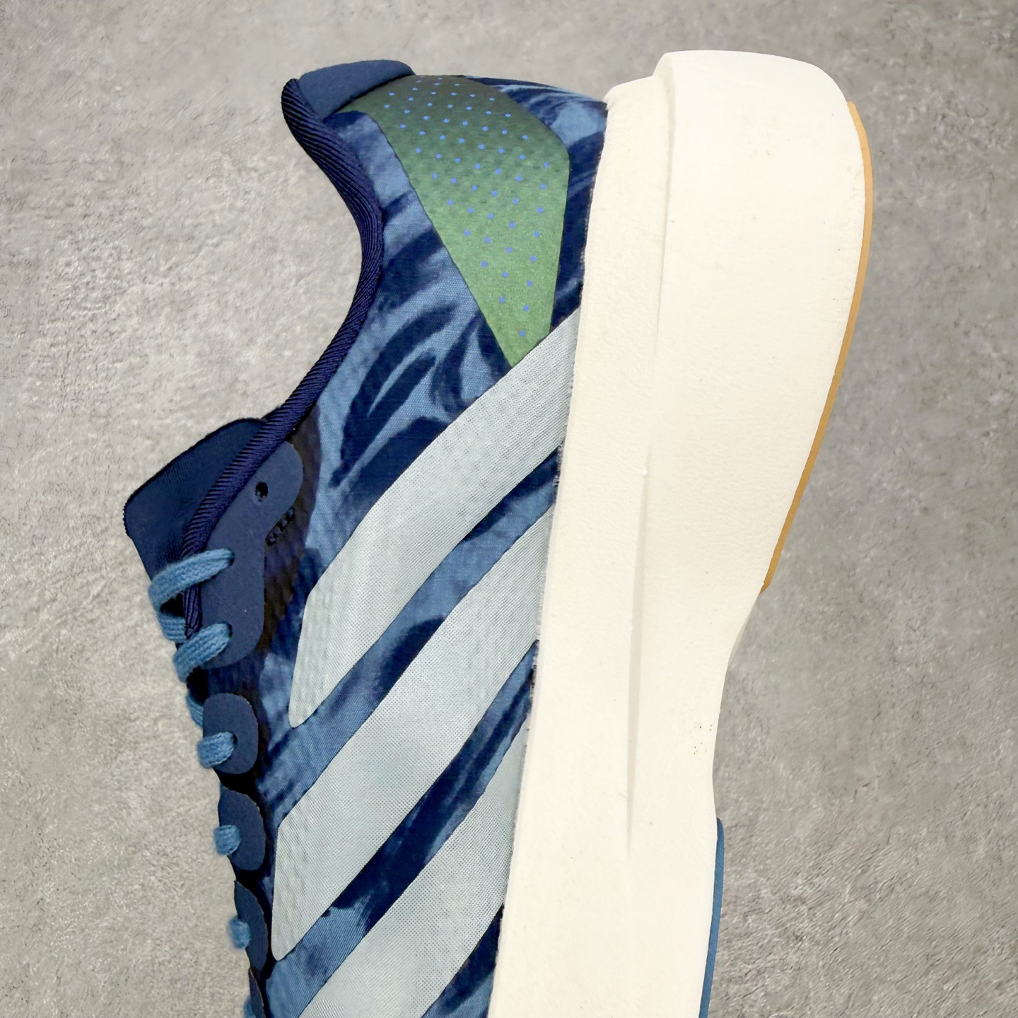 AD Adizero EVO SL W 马拉松竞速专业跑鞋 CELERMESH针织网面非常轻薄 纤维间的