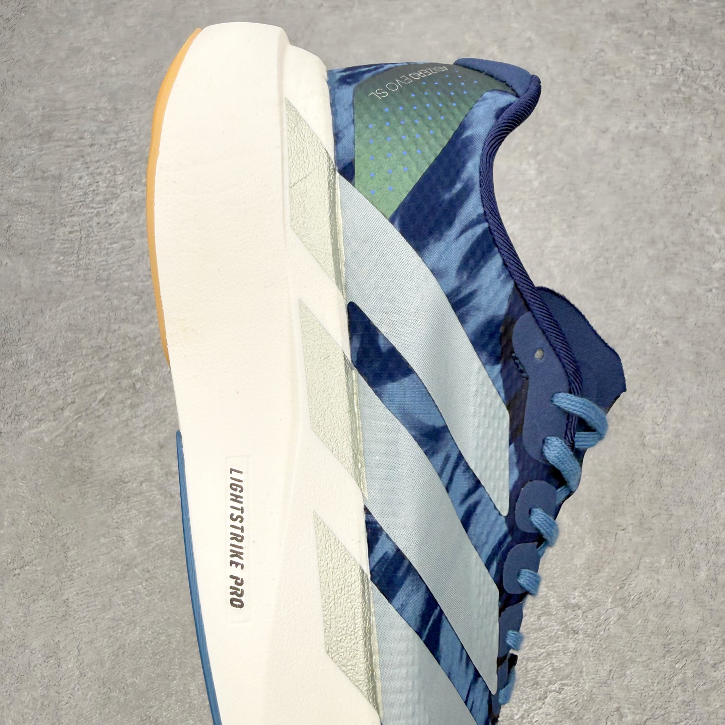 AD Adizero EVO SL W 马拉松竞速专业跑鞋 CELERMESH针织网面非常轻薄 纤维间的