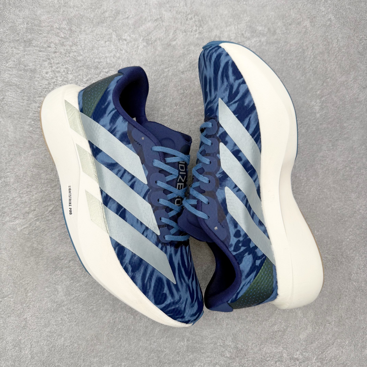 AD Adizero EVO SL W 马拉松竞速专业跑鞋 CELERMESH针织网面非常轻薄 纤维间的