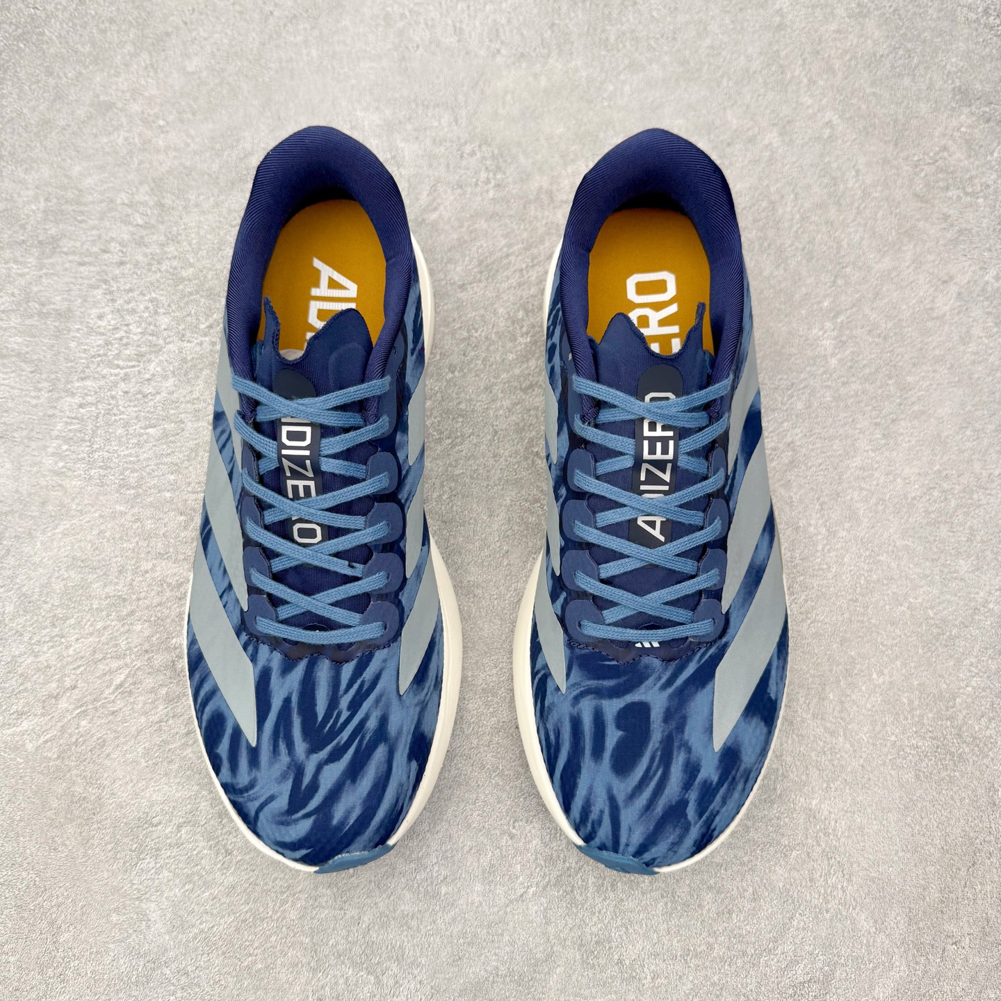 AD Adizero EVO SL W 马拉松竞速专业跑鞋 CELERMESH针织网面非常轻薄 纤维间的