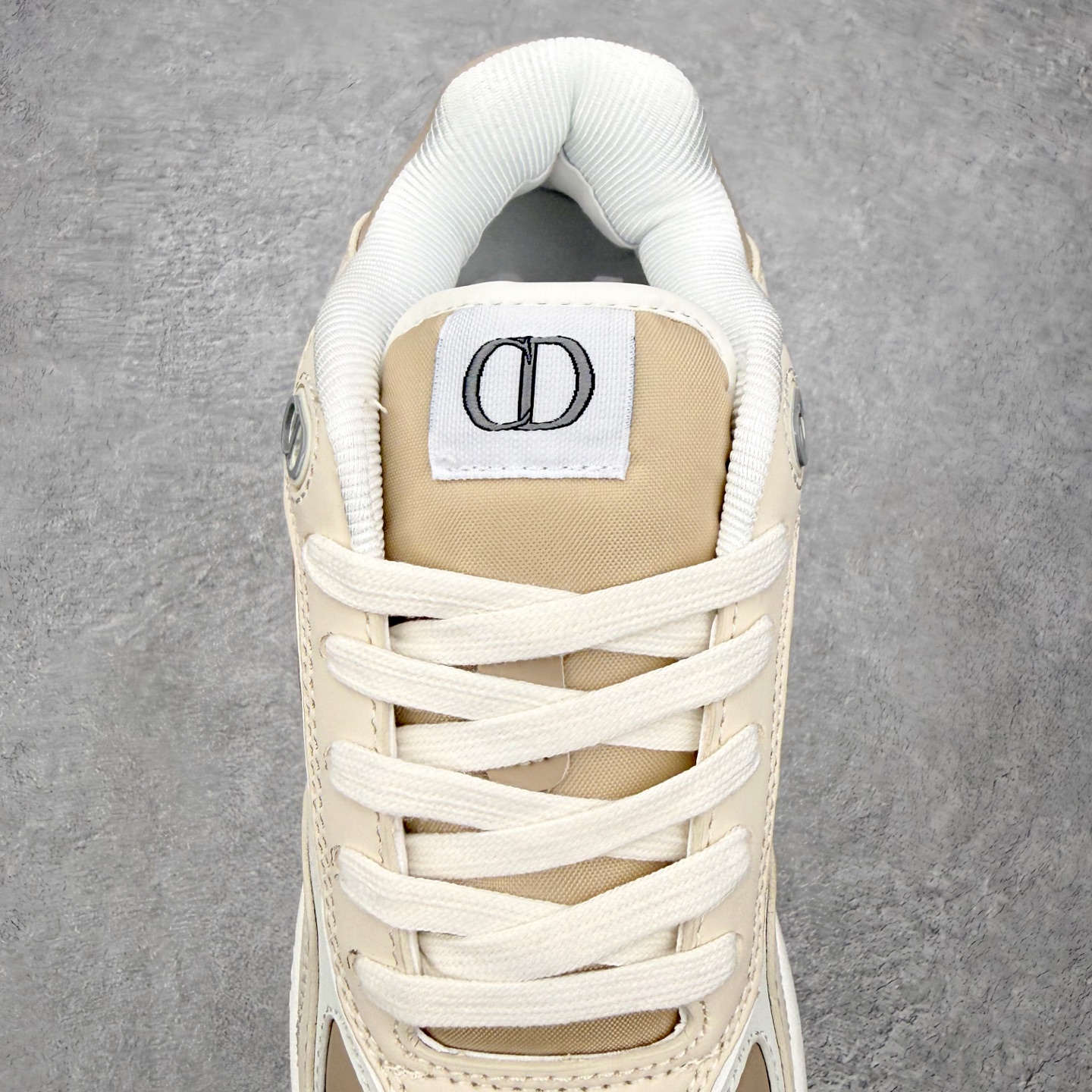 图片[5]-＃TG福利特价 DIOR 迪奥 B27 低帮经典奢侈品休闲运动板鞋 全码套现 长期补货中 东莞大厂生产 品质货真价实 代购级别 市面顶级版本 Oblique印花电秀 长时售卖 退换率超低这款B27运动鞋是DIOR的经典单品 和迪奥光滑牛皮革精心制作，侧面饰以米色和黑色提花Oblique印花镶边（激光冲孔）搭配CD lcon孔眼，双色橡胶鞋底，鞋舌和后跟处均饰以标志性细节，更显精致，时尚百搭，可为各种造型增光添彩 蓝色 奶油白色和迪奥灰光滑牛皮革 米色和黑色提花面料oblique印花 鞋底和鞋眼饰以DIOR标志 系带开合搭配CD·lcon孔眼网眼织物里料 双色橡胶外底 侧面缝线拼接结构 含防尘袋和一对鞋带 全套意大利正品包装 尺码 35 36 37 38 39 40 41 42 43 44 45-选品中心