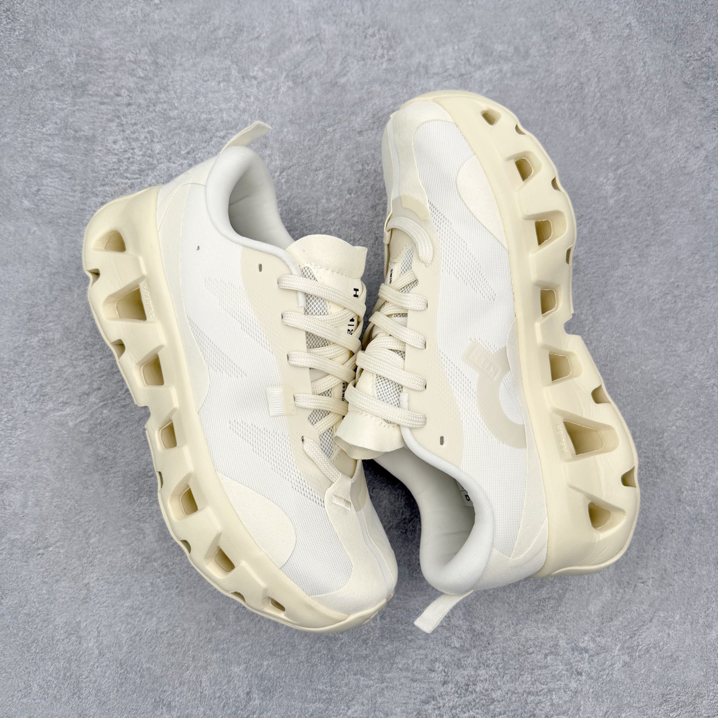 On x KITH K-Tech 1 昂跑舒适贴合透气跑步鞋 黑色四层组合大底 原数据开版这款联名跑鞋采
