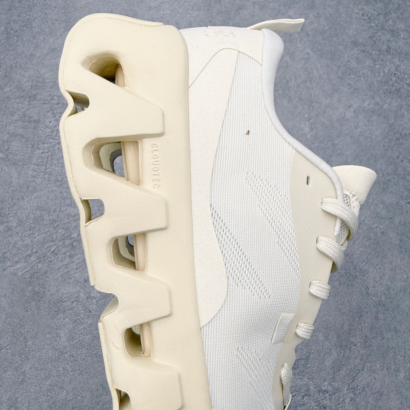 On x KITH K-Tech 1 昂跑舒适贴合透气跑步鞋 黑色四层组合大底 原数据开版这款联名跑鞋采