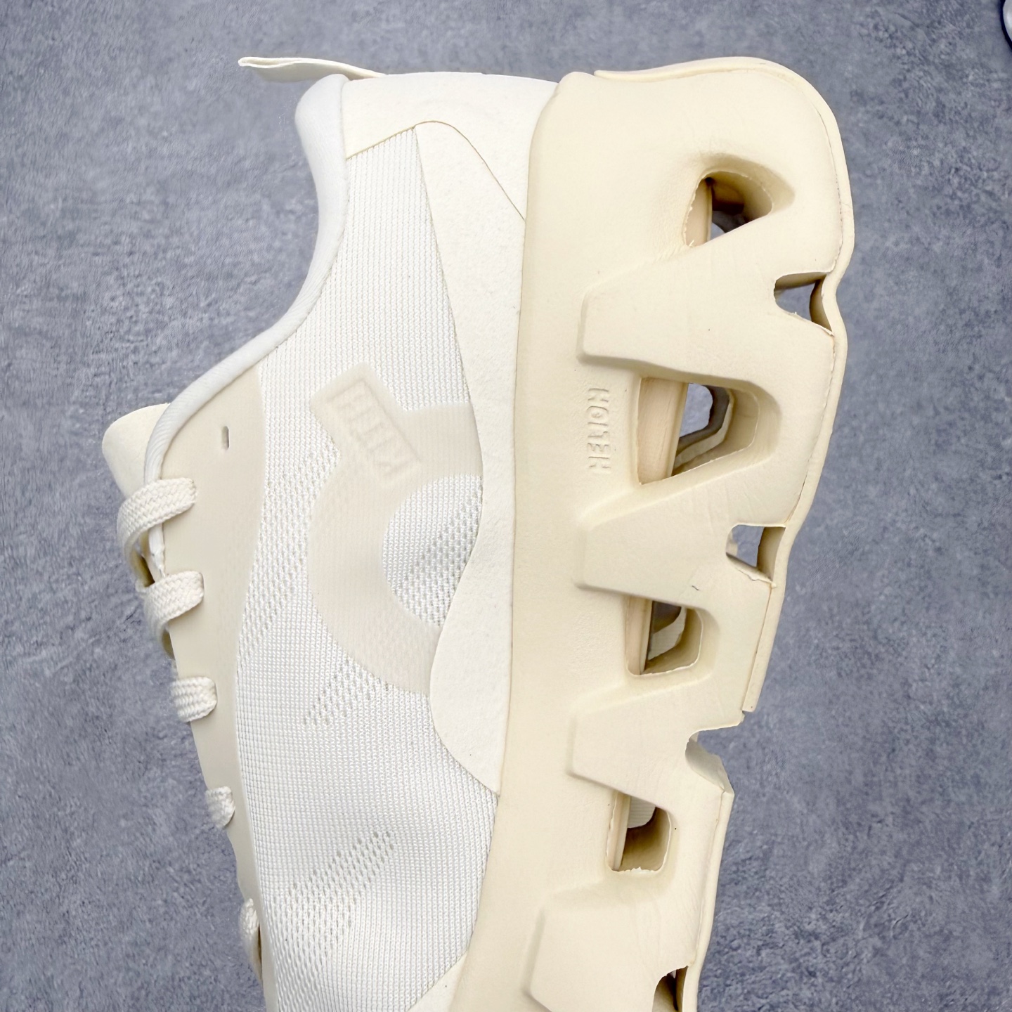 On x KITH K-Tech 1 昂跑舒适贴合透气跑步鞋 黑色四层组合大底 原数据开版这款联名跑鞋采