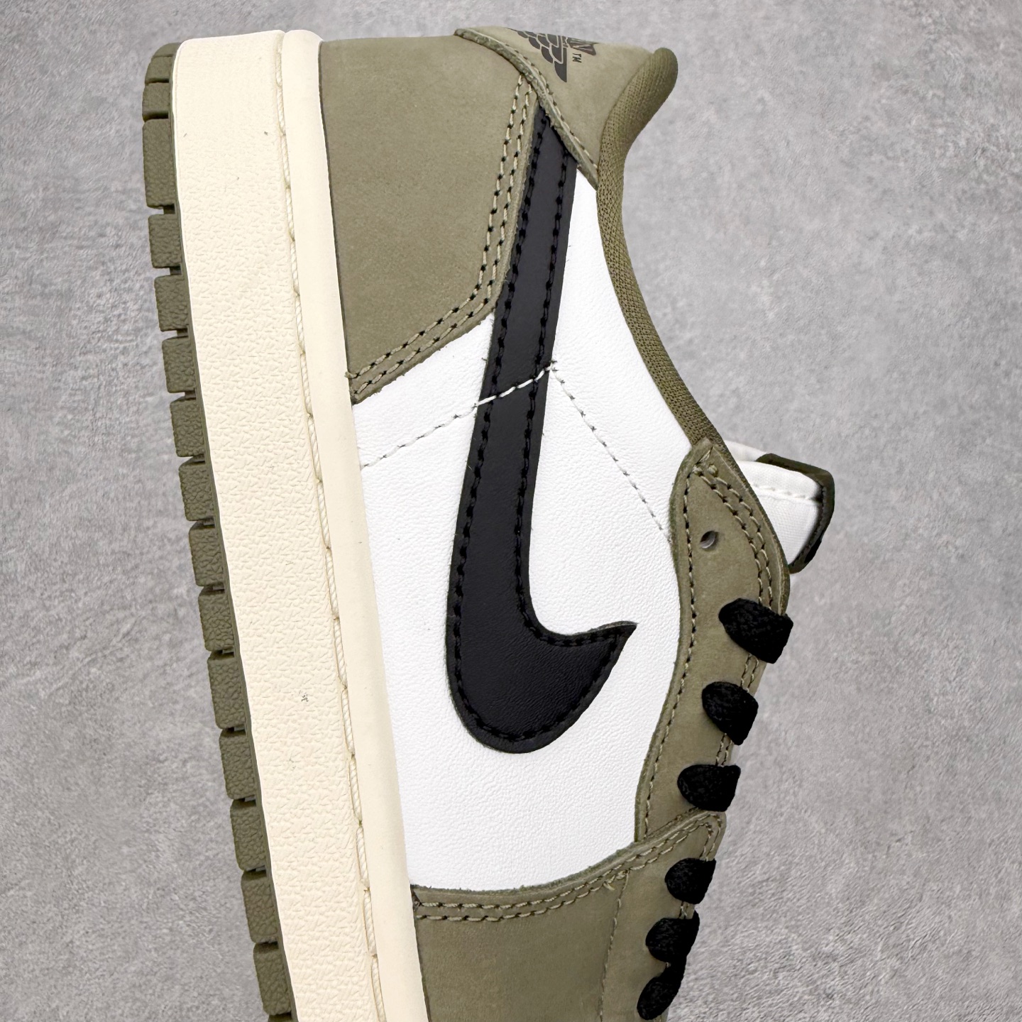 图片[6]-＃DT纯原 Air Jordan AJ1 Retro Low OG 低帮 橄榄绿 HQ6998-200 外贸特供 原楦原纸板开发 极致一眼正品既视感 原厂皮料 原厂拉帮工艺 全部采用原厂电脑车 针距 边距完全同步原鞋 特供皮料一致原鞋 鞋面清洁度最高QC检验标准 控制溢胶 飞翼3D高频深度立体 鞋盒、防尘纸 均采购来自原厂 尺码：36 36.5 37.5 38 38.5 39 40 40.5 41 42 42.5 43 44 44.5 45 46 47.5-选品中心