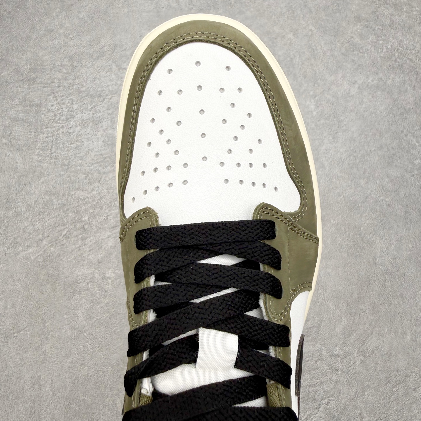 图片[4]-＃DT纯原 Air Jordan AJ1 Retro Low OG 低帮 橄榄绿 HQ6998-200 外贸特供 原楦原纸板开发 极致一眼正品既视感 原厂皮料 原厂拉帮工艺 全部采用原厂电脑车 针距 边距完全同步原鞋 特供皮料一致原鞋 鞋面清洁度最高QC检验标准 控制溢胶 飞翼3D高频深度立体 鞋盒、防尘纸 均采购来自原厂 尺码：36 36.5 37.5 38 38.5 39 40 40.5 41 42 42.5 43 44 44.5 45 46 47.5-选品中心