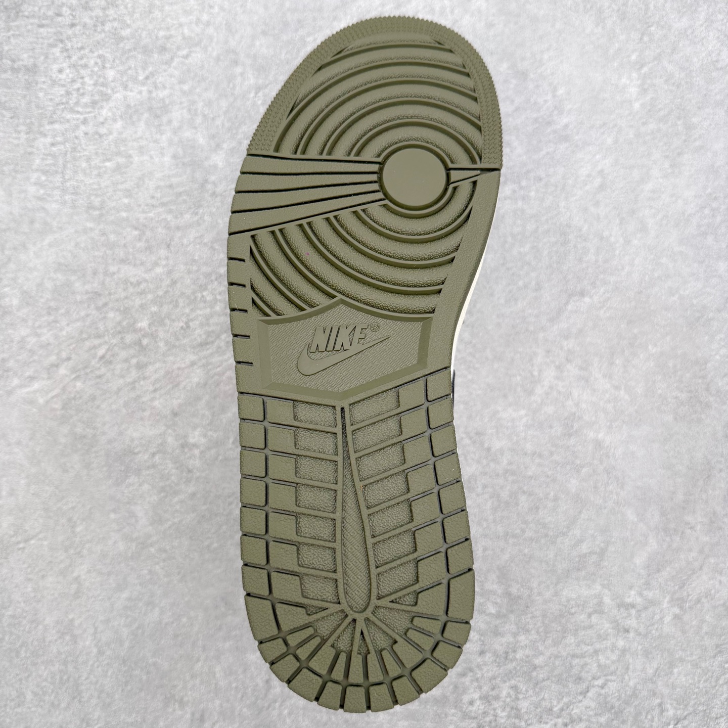 图片[9]-＃DT纯原 Air Jordan AJ1 Retro Low OG 低帮 橄榄绿 HQ6998-200 外贸特供 原楦原纸板开发 极致一眼正品既视感 原厂皮料 原厂拉帮工艺 全部采用原厂电脑车 针距 边距完全同步原鞋 特供皮料一致原鞋 鞋面清洁度最高QC检验标准 控制溢胶 飞翼3D高频深度立体 鞋盒、防尘纸 均采购来自原厂 尺码：36 36.5 37.5 38 38.5 39 40 40.5 41 42 42.5 43 44 44.5 45 46 47.5-选品中心