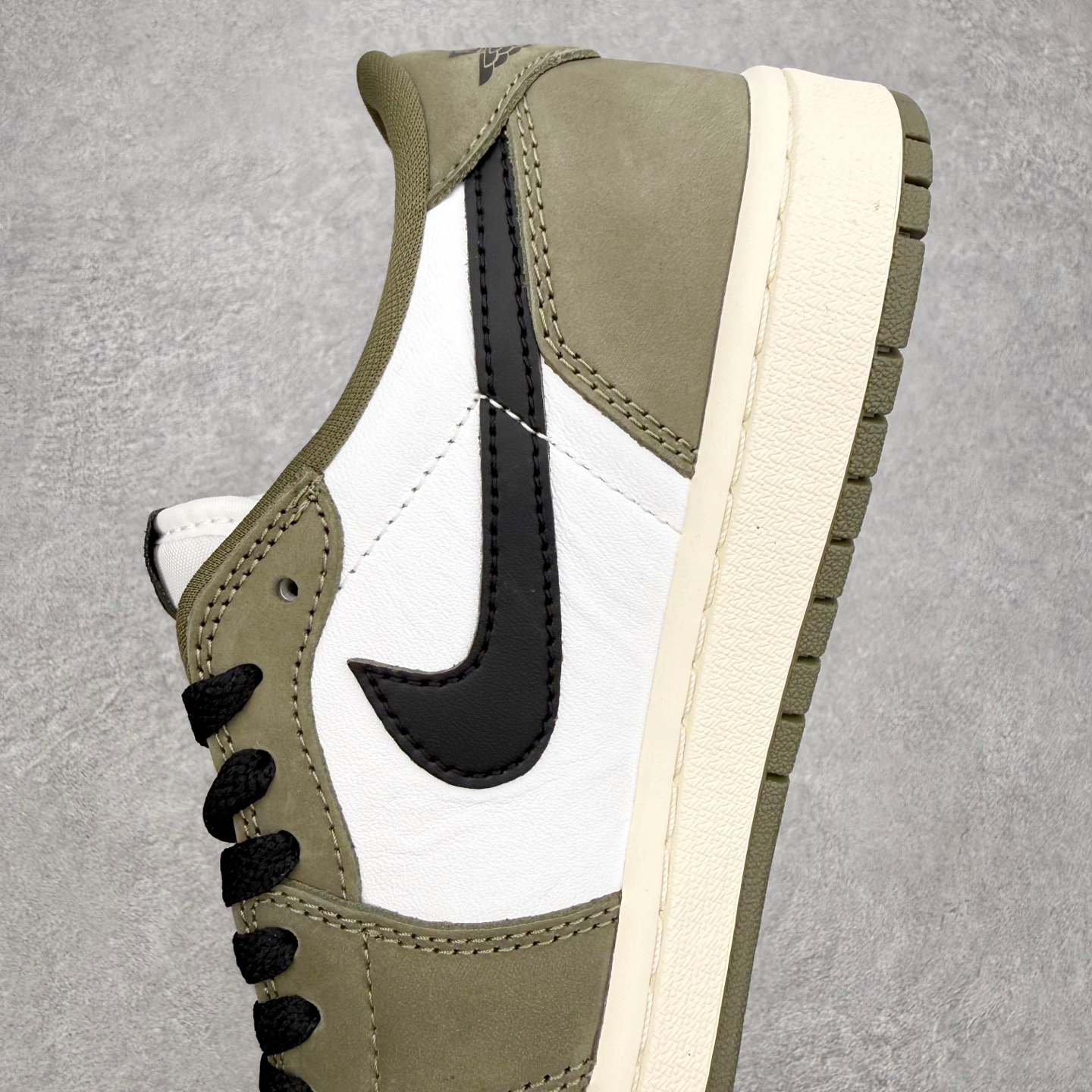 图片[7]-＃DT纯原 Air Jordan AJ1 Retro Low OG 低帮 橄榄绿 HQ6998-200 外贸特供 原楦原纸板开发 极致一眼正品既视感 原厂皮料 原厂拉帮工艺 全部采用原厂电脑车 针距 边距完全同步原鞋 特供皮料一致原鞋 鞋面清洁度最高QC检验标准 控制溢胶 飞翼3D高频深度立体 鞋盒、防尘纸 均采购来自原厂 尺码：36 36.5 37.5 38 38.5 39 40 40.5 41 42 42.5 43 44 44.5 45 46 47.5-选品中心