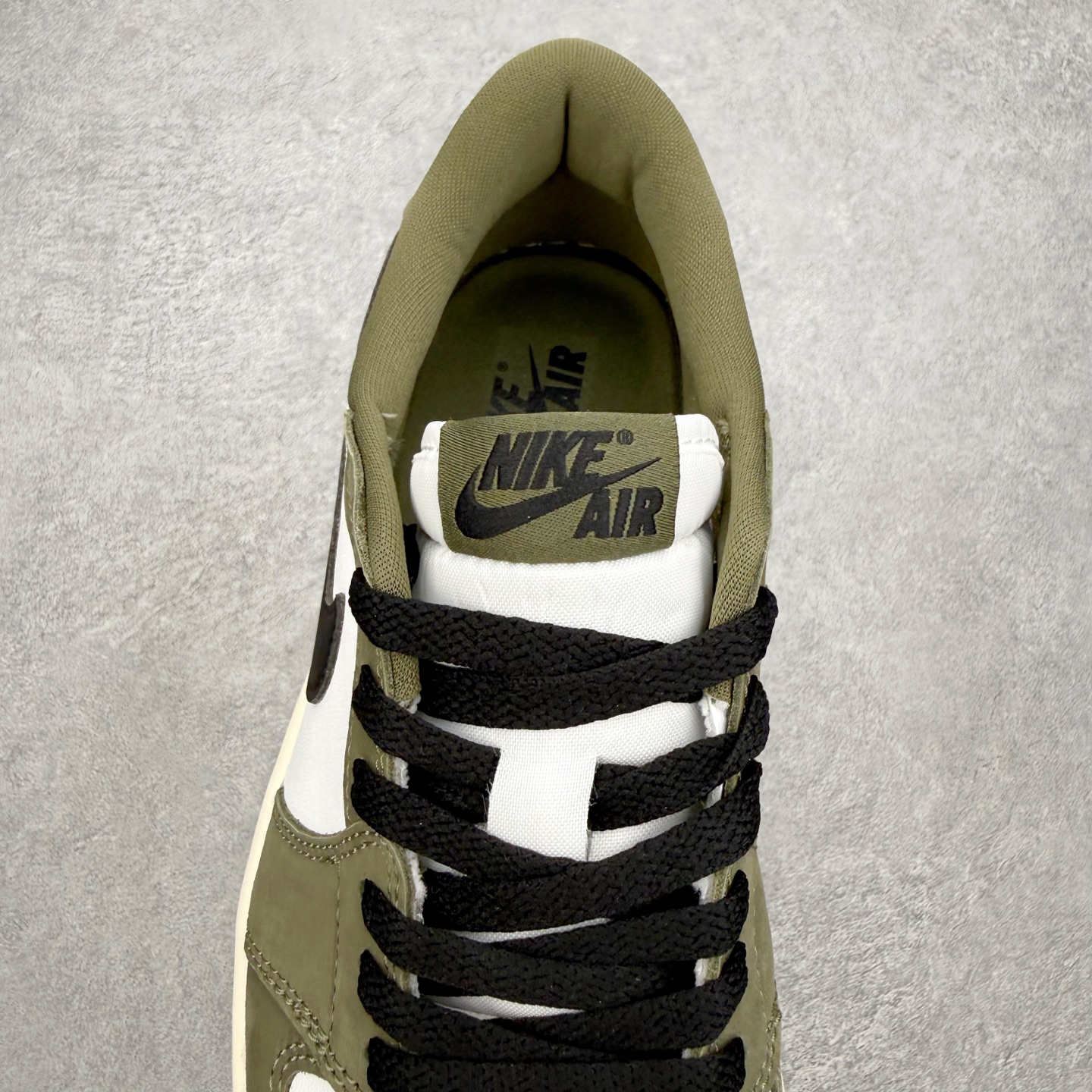 图片[5]-＃DT纯原 Air Jordan AJ1 Retro Low OG 低帮 橄榄绿 HQ6998-200 外贸特供 原楦原纸板开发 极致一眼正品既视感 原厂皮料 原厂拉帮工艺 全部采用原厂电脑车 针距 边距完全同步原鞋 特供皮料一致原鞋 鞋面清洁度最高QC检验标准 控制溢胶 飞翼3D高频深度立体 鞋盒、防尘纸 均采购来自原厂 尺码：36 36.5 37.5 38 38.5 39 40 40.5 41 42 42.5 43 44 44.5 45 46 47.5-选品中心