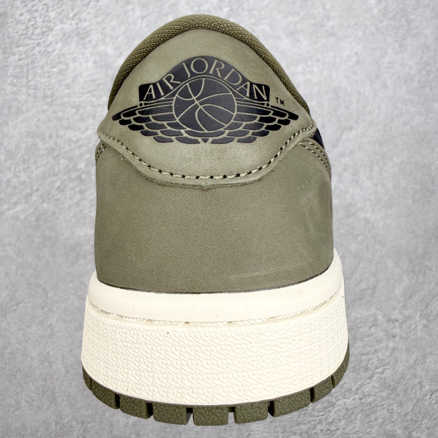 图片[8]-＃DT纯原 Air Jordan AJ1 Retro Low OG 低帮 橄榄绿 HQ6998-200 外贸特供 原楦原纸板开发 极致一眼正品既视感 原厂皮料 原厂拉帮工艺 全部采用原厂电脑车 针距 边距完全同步原鞋 特供皮料一致原鞋 鞋面清洁度最高QC检验标准 控制溢胶 飞翼3D高频深度立体 鞋盒、防尘纸 均采购来自原厂 尺码：36 36.5 37.5 38 38.5 39 40 40.5 41 42 42.5 43 44 44.5 45 46 47.5-选品中心