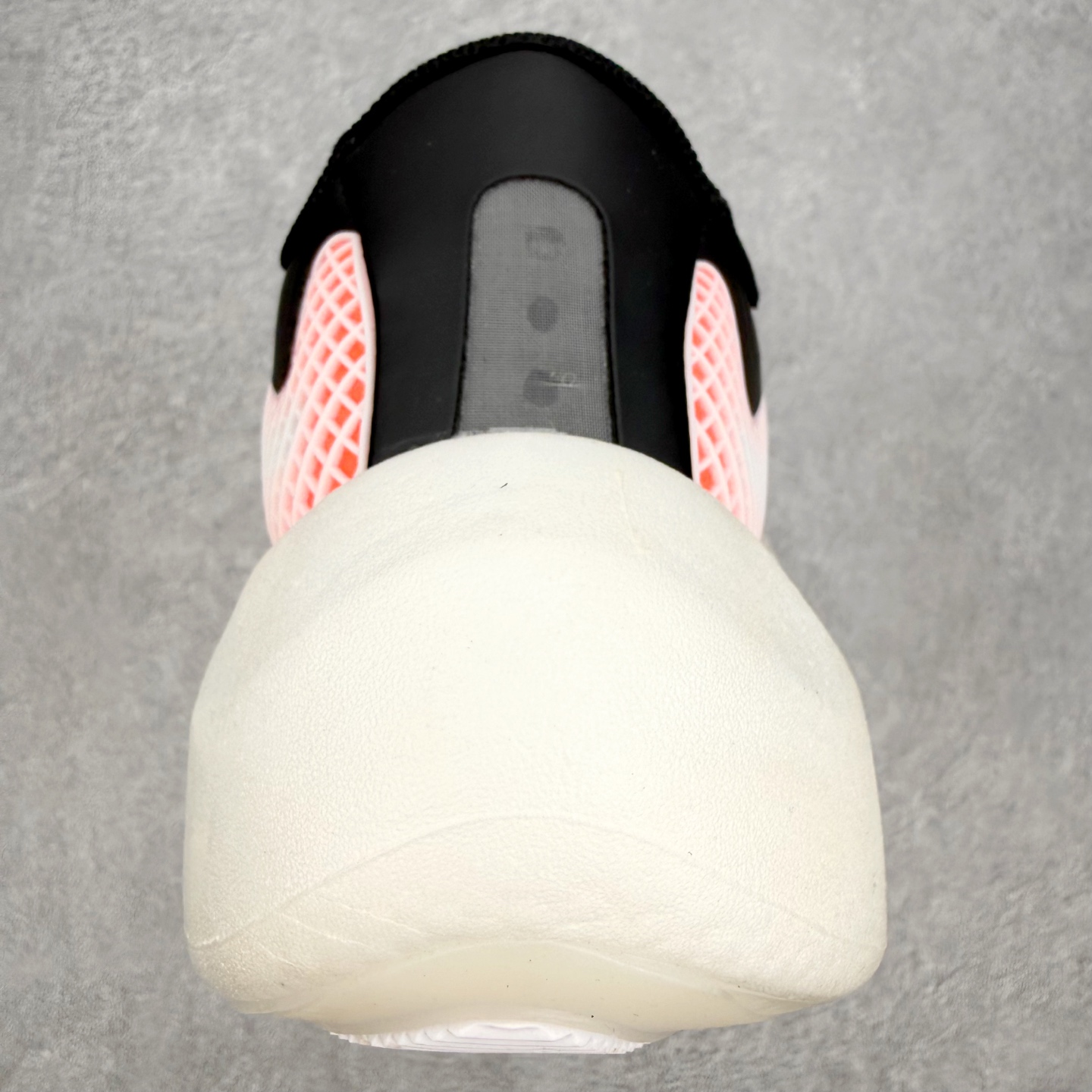 AD Hyperboost Edge 爆米花缓震舒适贴合跑步鞋 在 BOOST 之前冠以了 “HYPER