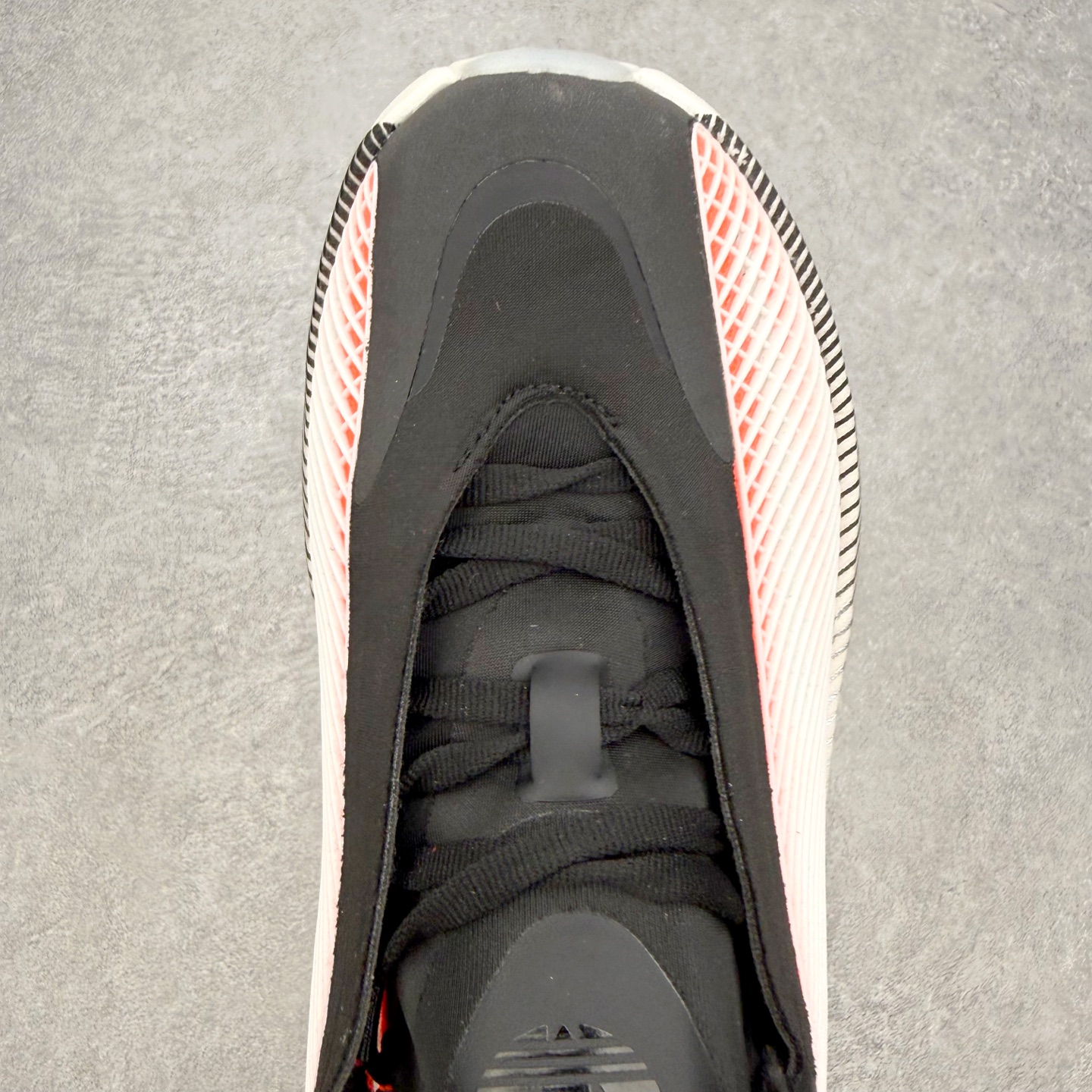 AD Hyperboost Edge 爆米花缓震舒适贴合跑步鞋 在 BOOST 之前冠以了 “HYPER