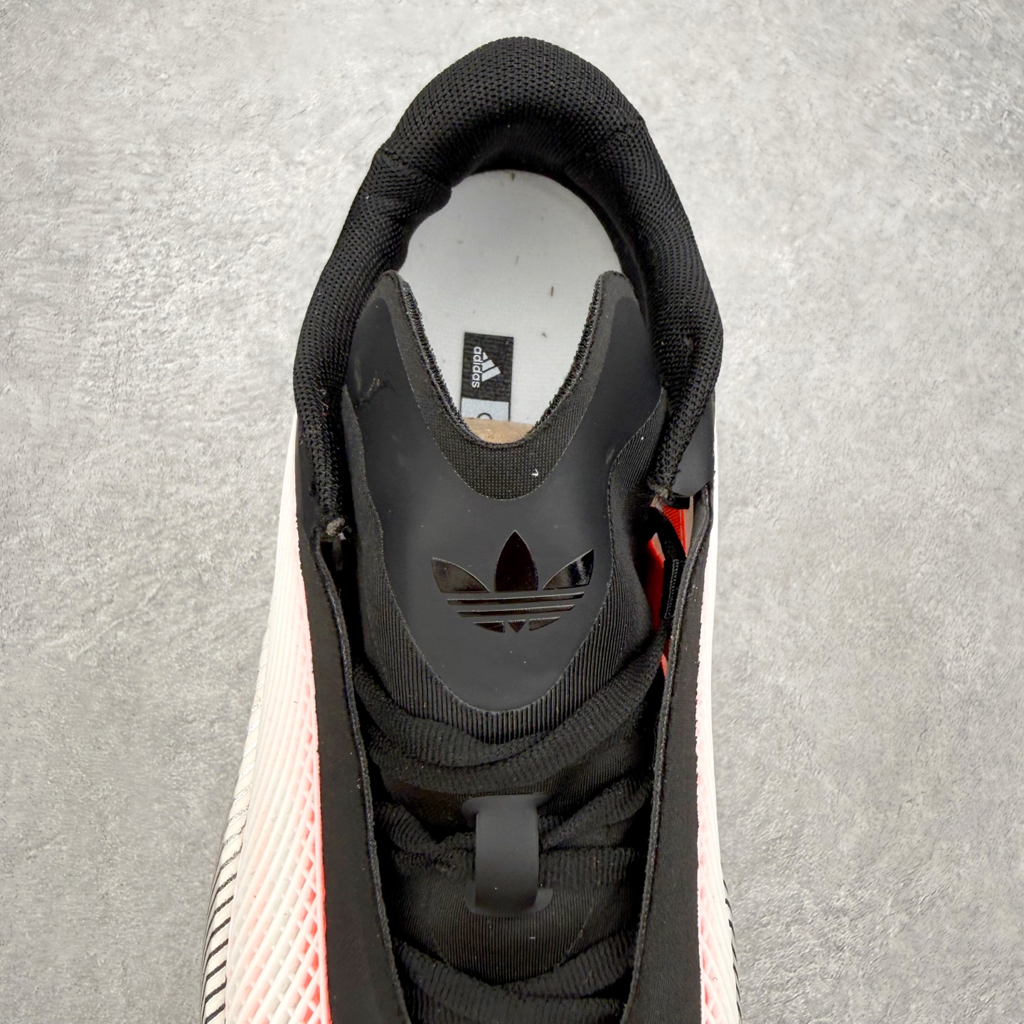 AD Hyperboost Edge 爆米花缓震舒适贴合跑步鞋 在 BOOST 之前冠以了 “HYPER