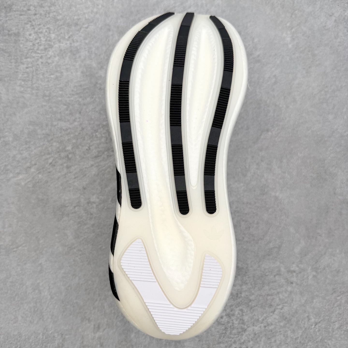 AD Hyperboost Edge 爆米花缓震舒适贴合跑步鞋 在 BOOST 之前冠以了 “HYPER