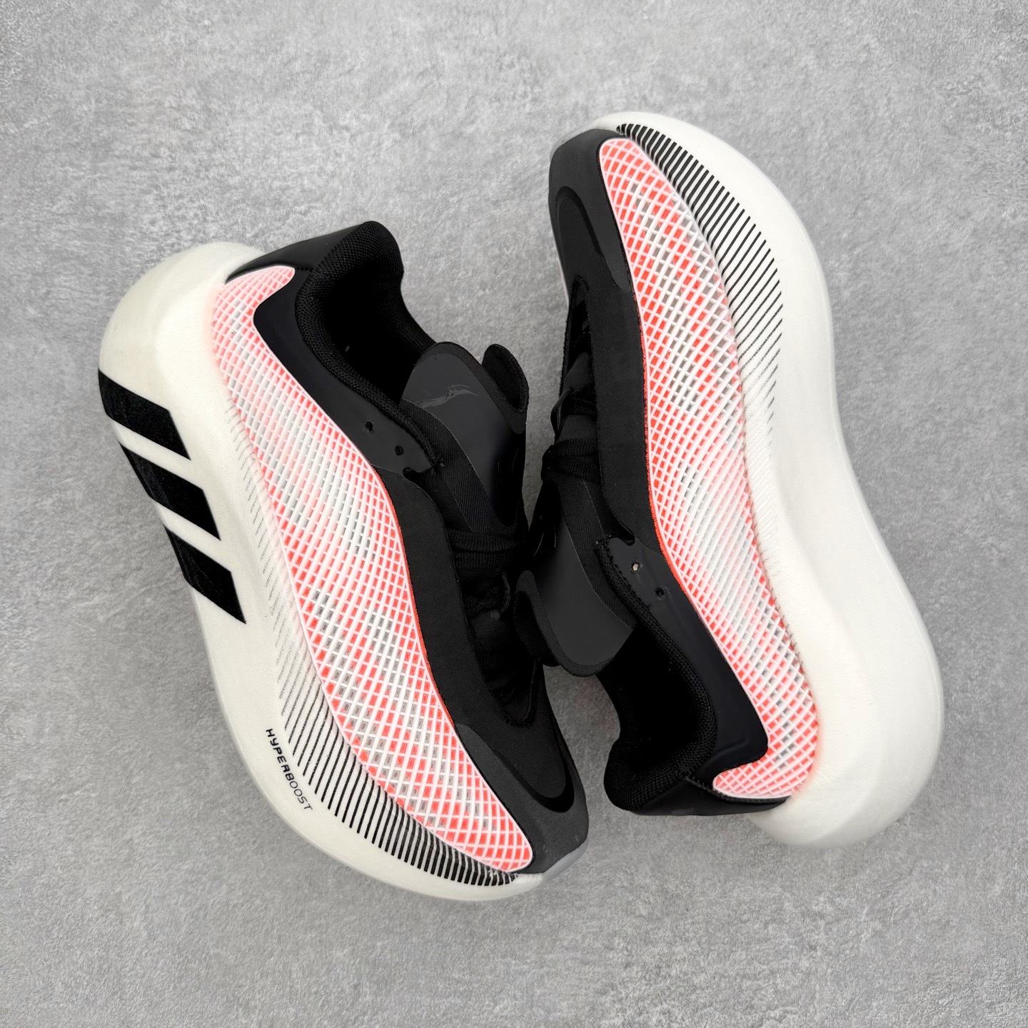 AD Hyperboost Edge 爆米花缓震舒适贴合跑步鞋 在 BOOST 之前冠以了 “HYPER