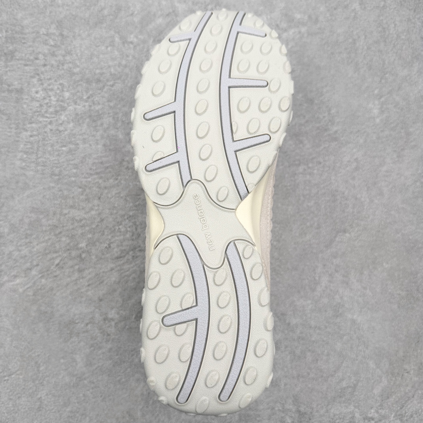 New Balance NB204L 舒适百搭耐磨轻便低帮 生活休闲鞋 男女同款 尺码：36 37 37