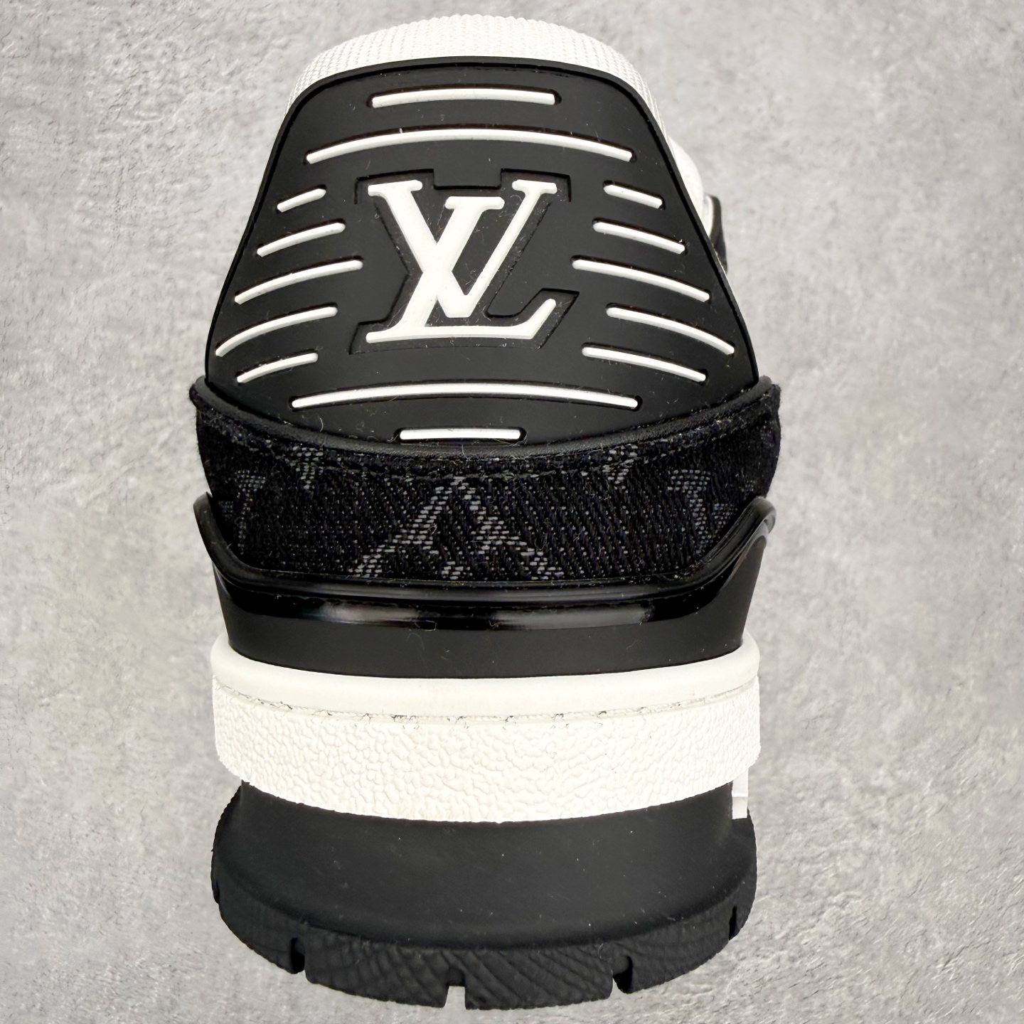 图片[8]-＃F版 Louis Vuitton Trainer lv时装走秀运动鞋 完美鞋型超高的清洁度 零毛边线头瑕疵 全套原楦原纸版原鞋开模 全网最具灵魂的版型 正确原装黄色鞋盒 正确中底印花 鞋面印花3D高频深度立体 全鞋电脑针车 紧密相连 针距密度一致 环保乳胶注塑鞋垫 厚度脚感还原原版 皮面裁剪部位 统一油边封口工艺 原装橡胶大底含胶量大底组合零偏差 专柜全套包装 防尘袋 说明书 质保卡 男女鞋 尺码：35 36 37 38 39 40 41 42 43 44 45-选品中心