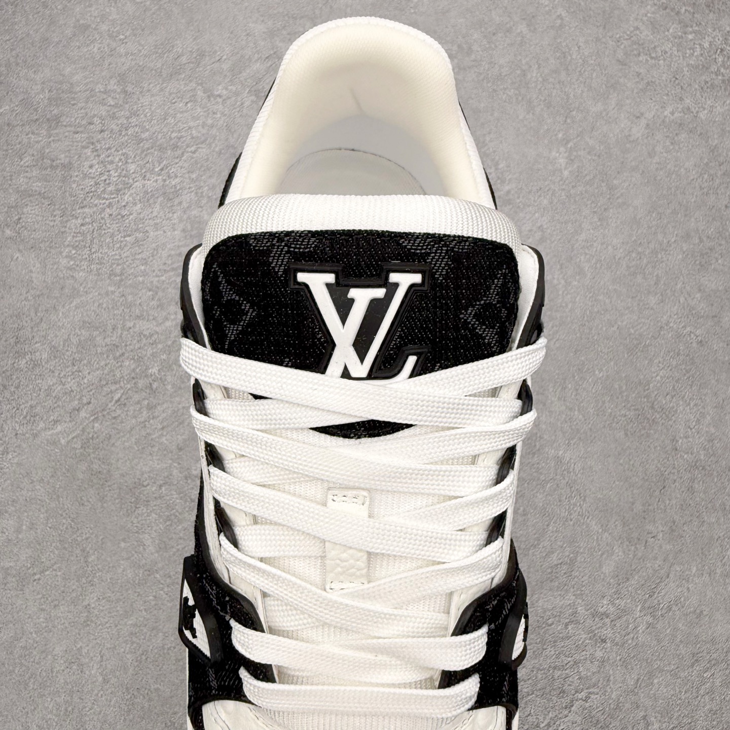图片[5]-＃F版 Louis Vuitton Trainer lv时装走秀运动鞋 完美鞋型超高的清洁度 零毛边线头瑕疵 全套原楦原纸版原鞋开模 全网最具灵魂的版型 正确原装黄色鞋盒 正确中底印花 鞋面印花3D高频深度立体 全鞋电脑针车 紧密相连 针距密度一致 环保乳胶注塑鞋垫 厚度脚感还原原版 皮面裁剪部位 统一油边封口工艺 原装橡胶大底含胶量大底组合零偏差 专柜全套包装 防尘袋 说明书 质保卡 男女鞋 尺码：35 36 37 38 39 40 41 42 43 44 45-选品中心