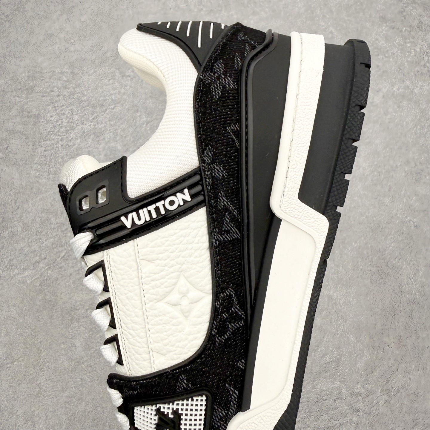 图片[7]-＃F版 Louis Vuitton Trainer lv时装走秀运动鞋 完美鞋型超高的清洁度 零毛边线头瑕疵 全套原楦原纸版原鞋开模 全网最具灵魂的版型 正确原装黄色鞋盒 正确中底印花 鞋面印花3D高频深度立体 全鞋电脑针车 紧密相连 针距密度一致 环保乳胶注塑鞋垫 厚度脚感还原原版 皮面裁剪部位 统一油边封口工艺 原装橡胶大底含胶量大底组合零偏差 专柜全套包装 防尘袋 说明书 质保卡 男女鞋 尺码：35 36 37 38 39 40 41 42 43 44 45-选品中心