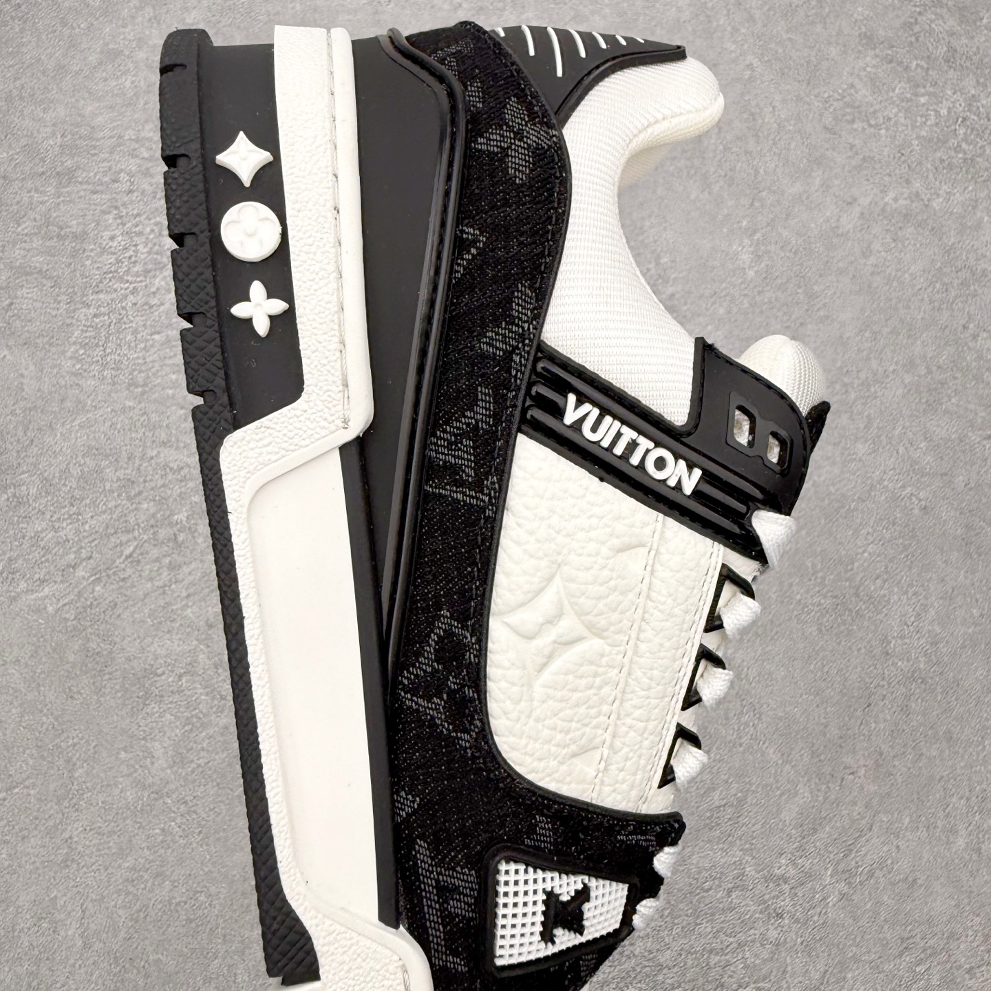 图片[6]-＃F版 Louis Vuitton Trainer lv时装走秀运动鞋 完美鞋型超高的清洁度 零毛边线头瑕疵 全套原楦原纸版原鞋开模 全网最具灵魂的版型 正确原装黄色鞋盒 正确中底印花 鞋面印花3D高频深度立体 全鞋电脑针车 紧密相连 针距密度一致 环保乳胶注塑鞋垫 厚度脚感还原原版 皮面裁剪部位 统一油边封口工艺 原装橡胶大底含胶量大底组合零偏差 专柜全套包装 防尘袋 说明书 质保卡 男女鞋 尺码：35 36 37 38 39 40 41 42 43 44 45-选品中心
