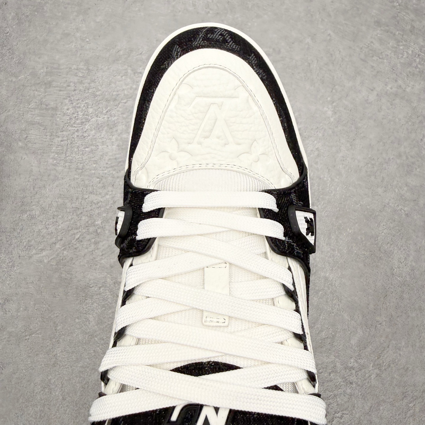 图片[4]-＃F版 Louis Vuitton Trainer lv时装走秀运动鞋 完美鞋型超高的清洁度 零毛边线头瑕疵 全套原楦原纸版原鞋开模 全网最具灵魂的版型 正确原装黄色鞋盒 正确中底印花 鞋面印花3D高频深度立体 全鞋电脑针车 紧密相连 针距密度一致 环保乳胶注塑鞋垫 厚度脚感还原原版 皮面裁剪部位 统一油边封口工艺 原装橡胶大底含胶量大底组合零偏差 专柜全套包装 防尘袋 说明书 质保卡 男女鞋 尺码：35 36 37 38 39 40 41 42 43 44 45-选品中心